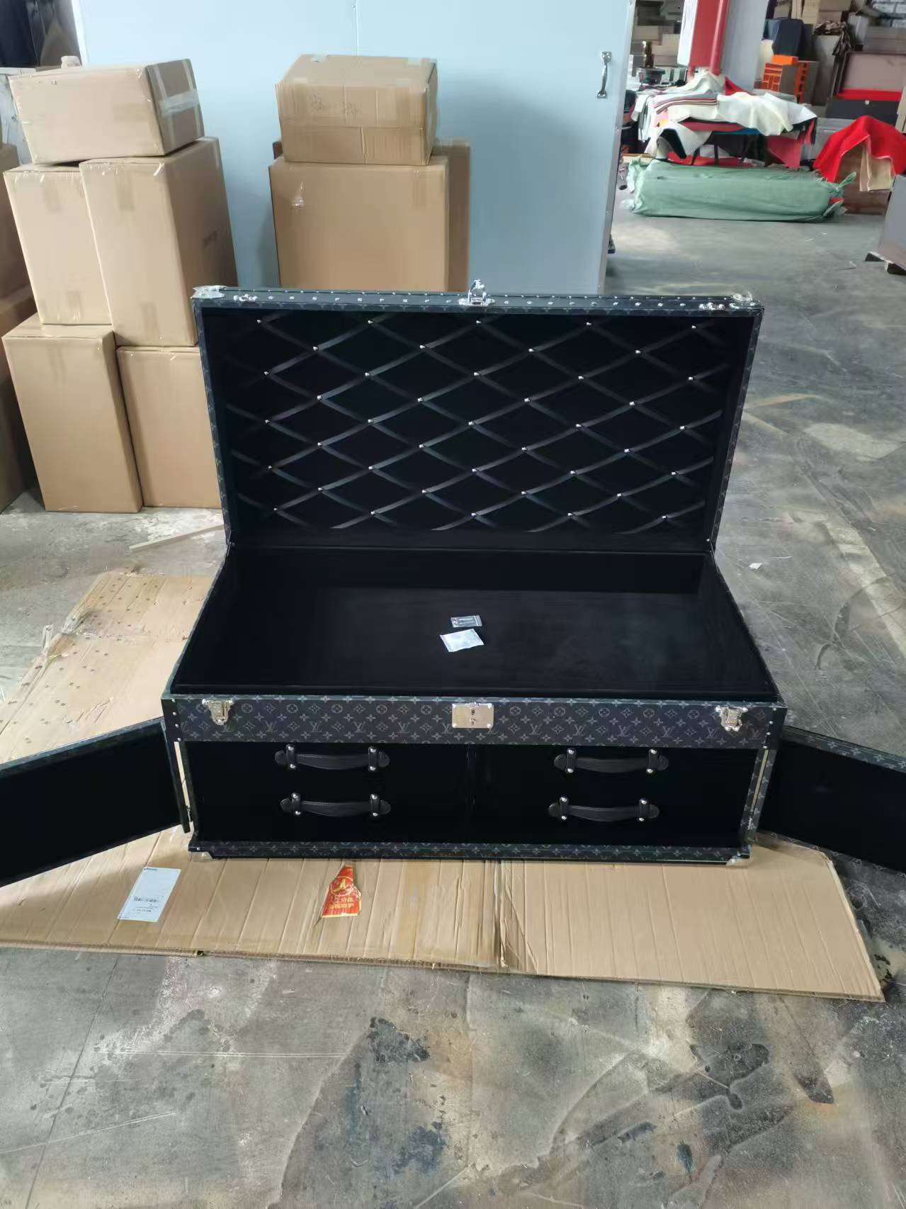 Tea table. Open the drawer. Black flower. Delivery shot