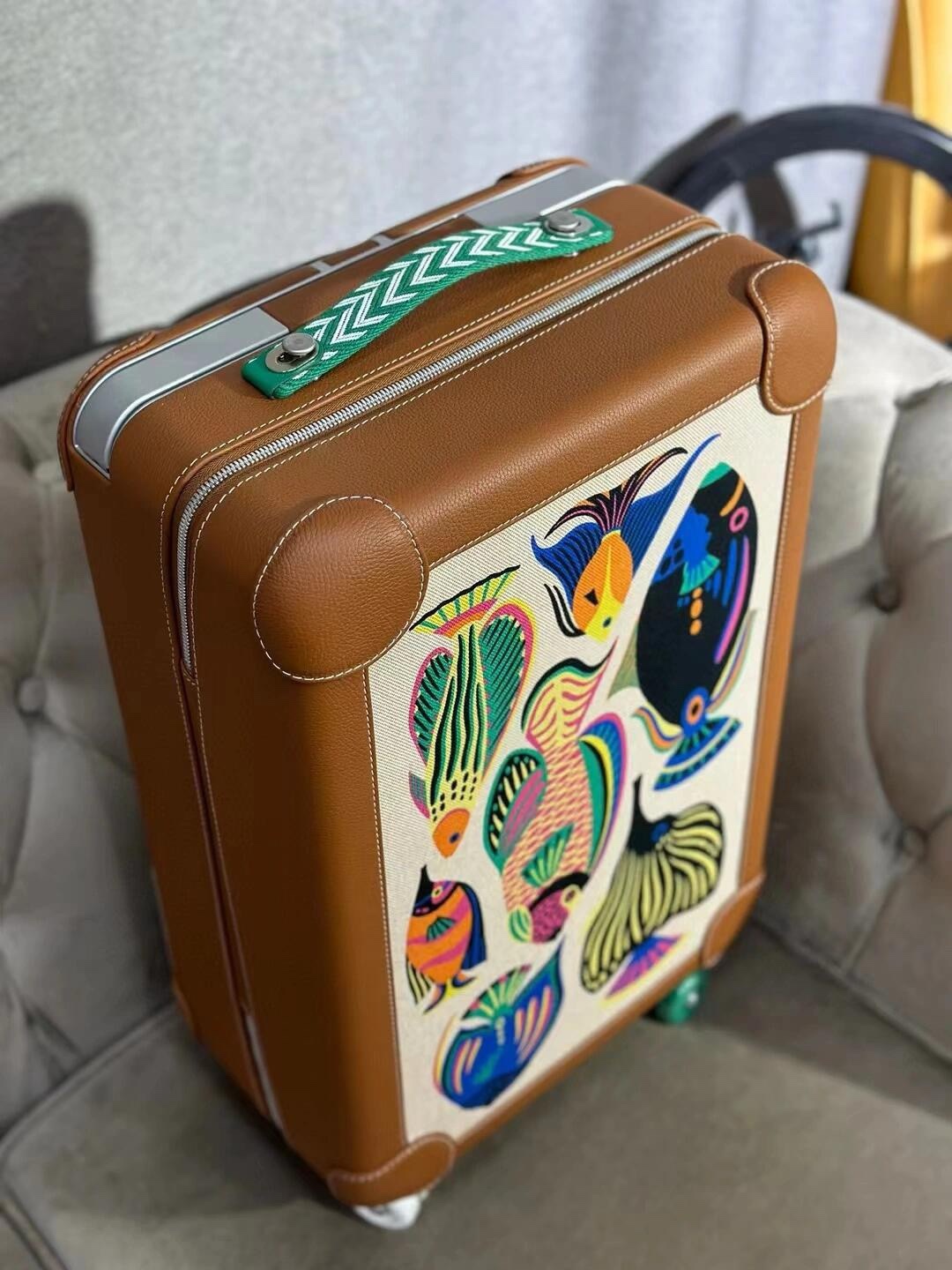 R.M.S. Elmar S. Travel Van: Versatile Luggage Solution for $150,000 - 图片 3