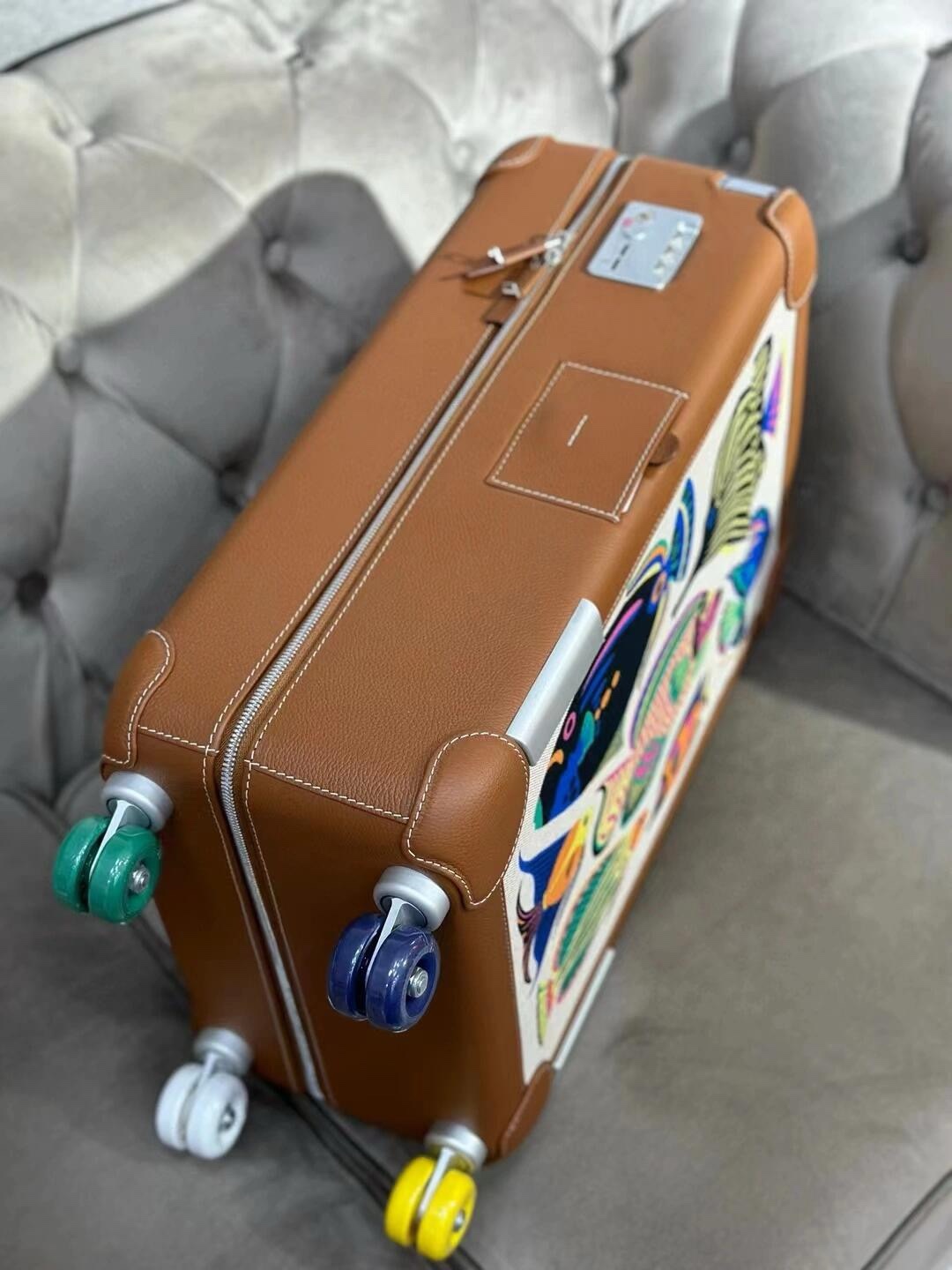 R.M.S. Elmar S. Travel Van: Versatile Luggage Solution for $150,000 - 图片 4