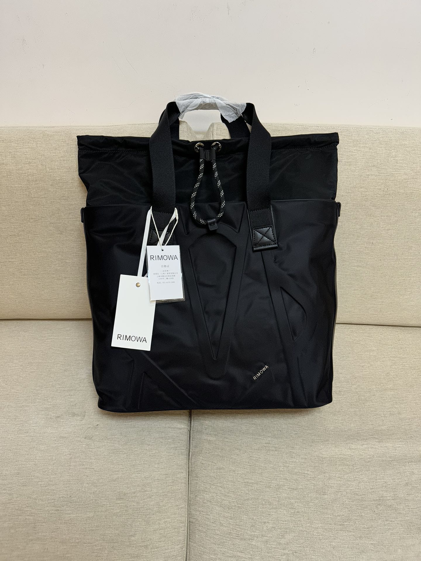 NO:617260,RIMOW/RIMOw.Signature Sliding Tote drawstring tote bag Signature sliding tote Signature sliding tote two colors blue and black Specific size 39.5x33x15 cn Weight 0.94 kg Volume 36L Internal capacity There are laptop and mobile phone pockets inside, which can store personal items in an orderly manner. 1 large-capacity compartment can accommodate magazines, umbrellas, water cups, electronic devices, etc.  1 zipper pocket and two mobile phone pockets can hold mobile phones, keys and pendants, and can accommodate 13-inch notebooks or documents, totes19860909RIMOW/日默w.Signature Sliding Tote抽绳托特包 Signature sliding tote Signature sliding tote两个颜色蓝色和黑色 具体尺寸39.5x33x15 cn重量0.94 kg 体积36L 内部容量 内部设有笔记本电脑和手机袋,可有序收纳私人物品1个大容量隔层 可容纳杂志、伞、水杯、电子设备等 1个拉链口袋和两个手机袋可放置手机、钥匙及挂件可容纳13寸笔记本或文件,,totes,luggage