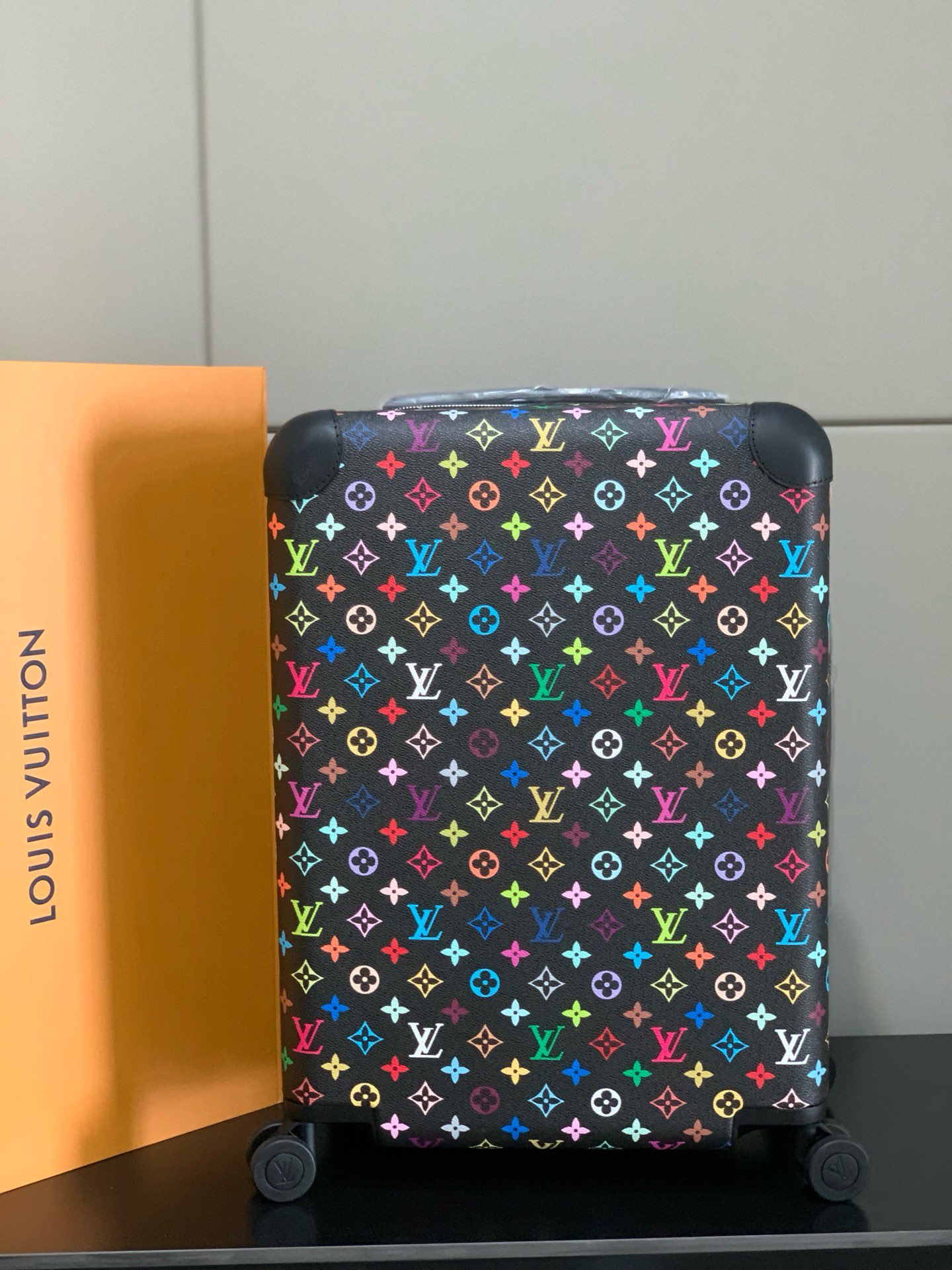 Ass Louis V.D. Horizon Four-Wheel Pole Box: Premium Features and Beautiful Price