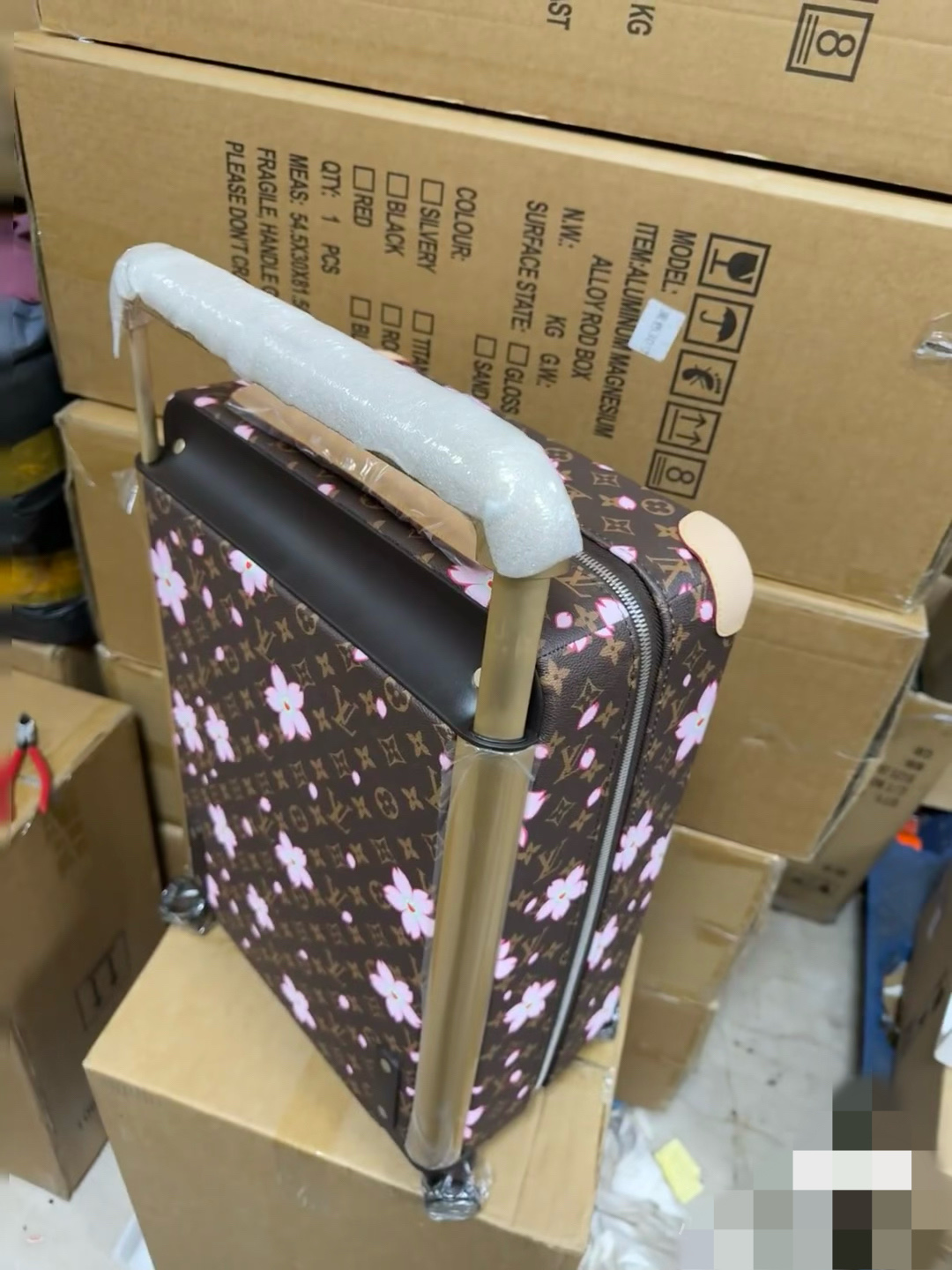 Luxury Louis Vuitton Travel Luggage: Features, Colors, and Dimensions - 图片 6