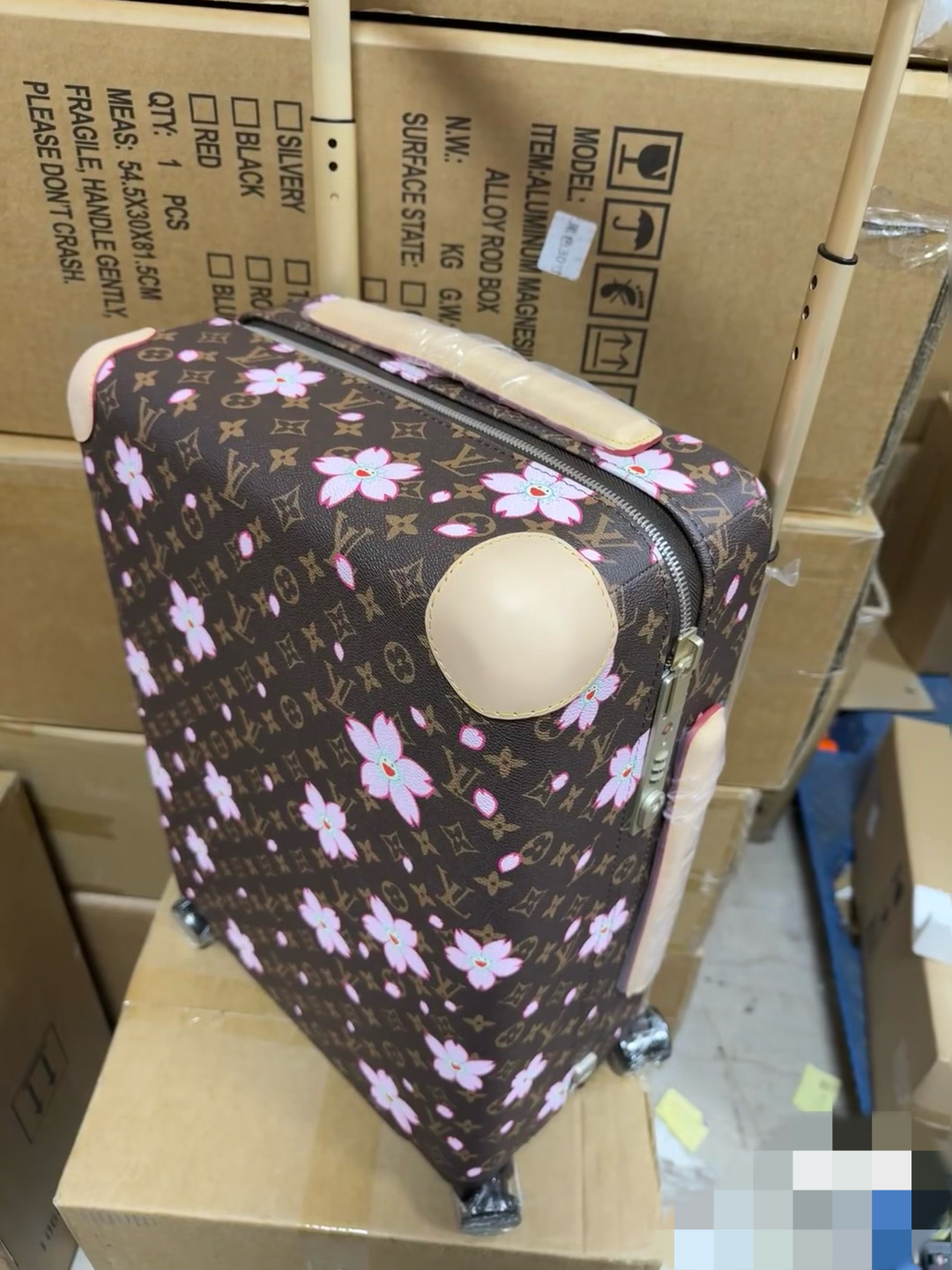 Luxury Louis Vuitton Travel Luggage: Features, Colors, and Dimensions - 图片 7