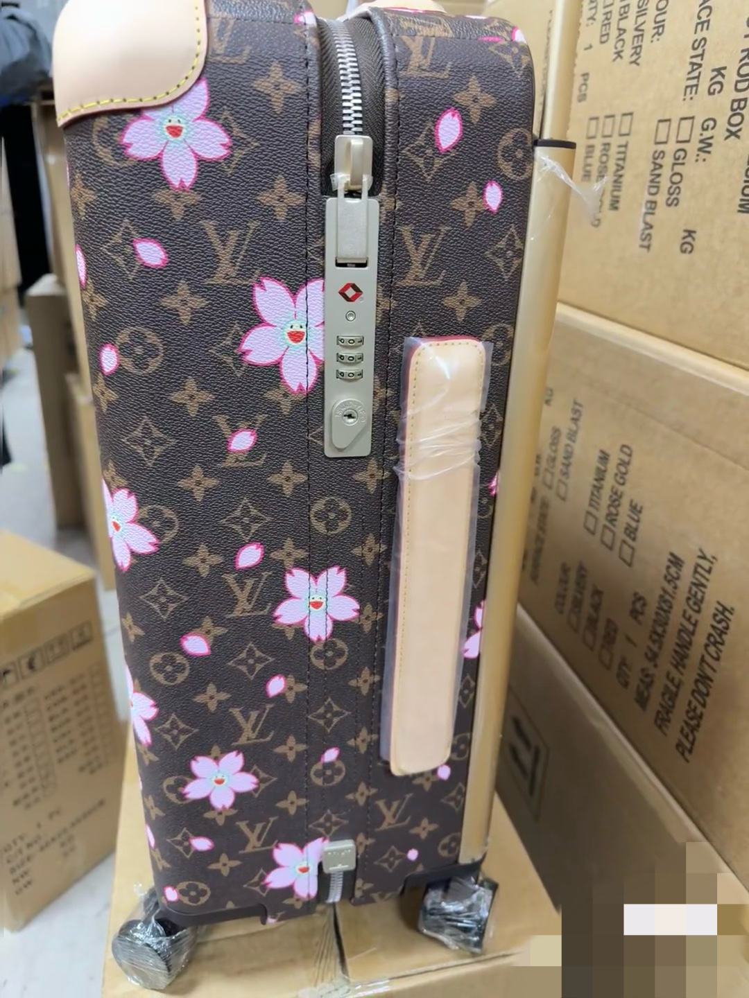 Luxury Louis Vuitton Travel Luggage: Features, Colors, and Dimensions - 图片 3