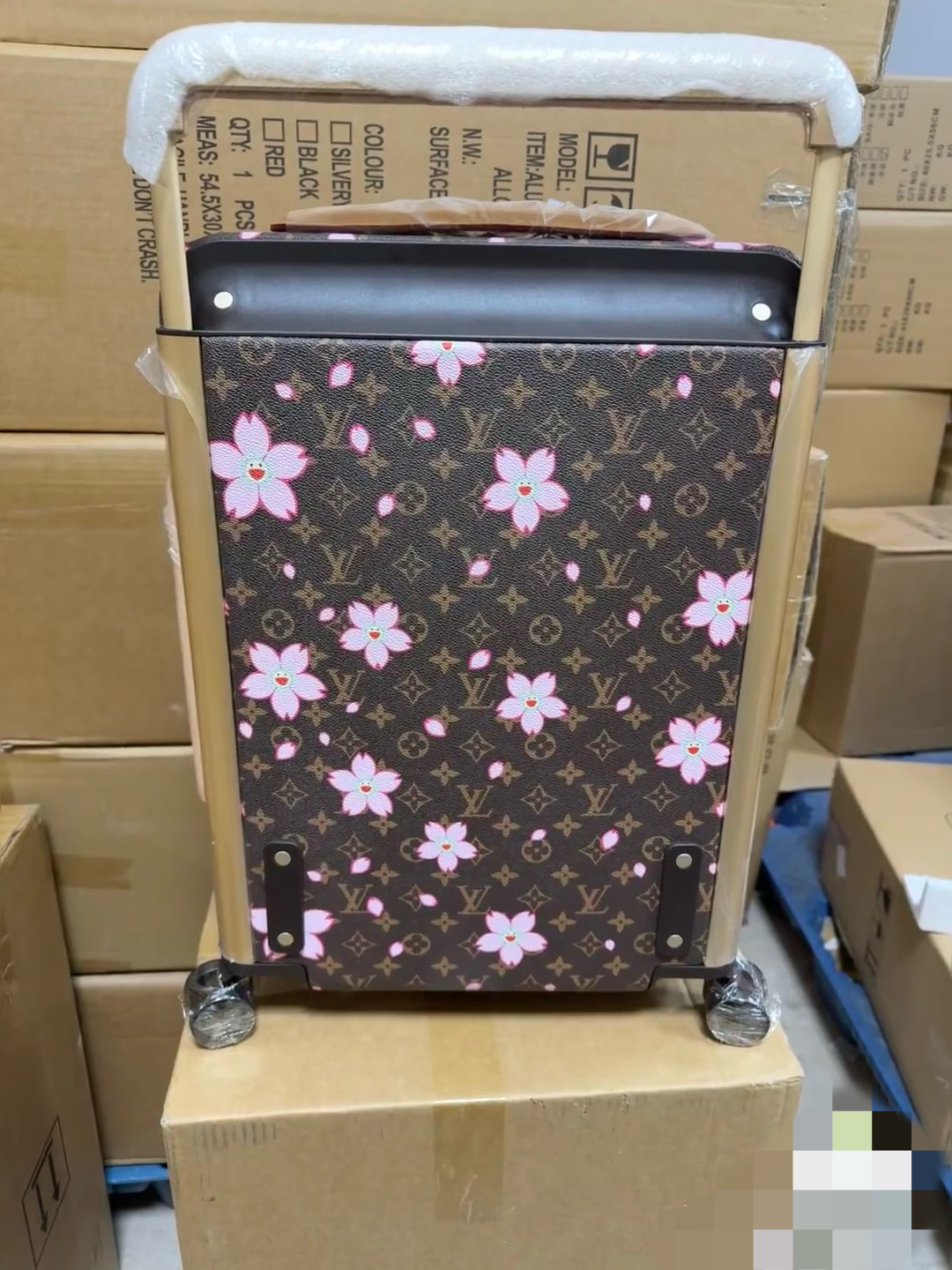 Luxury Louis Vuitton Travel Luggage: Features, Colors, and Dimensions - 图片 5