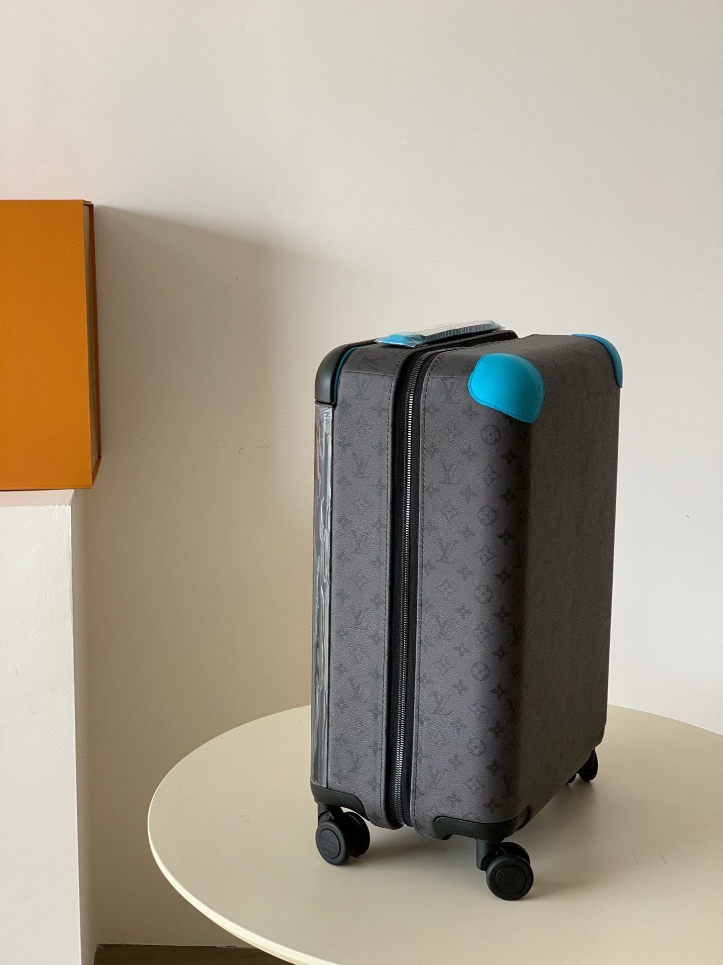 Luxury Louis Vuitton Travel Set with Custom Features and Unique Design Characteristics - 图片 3