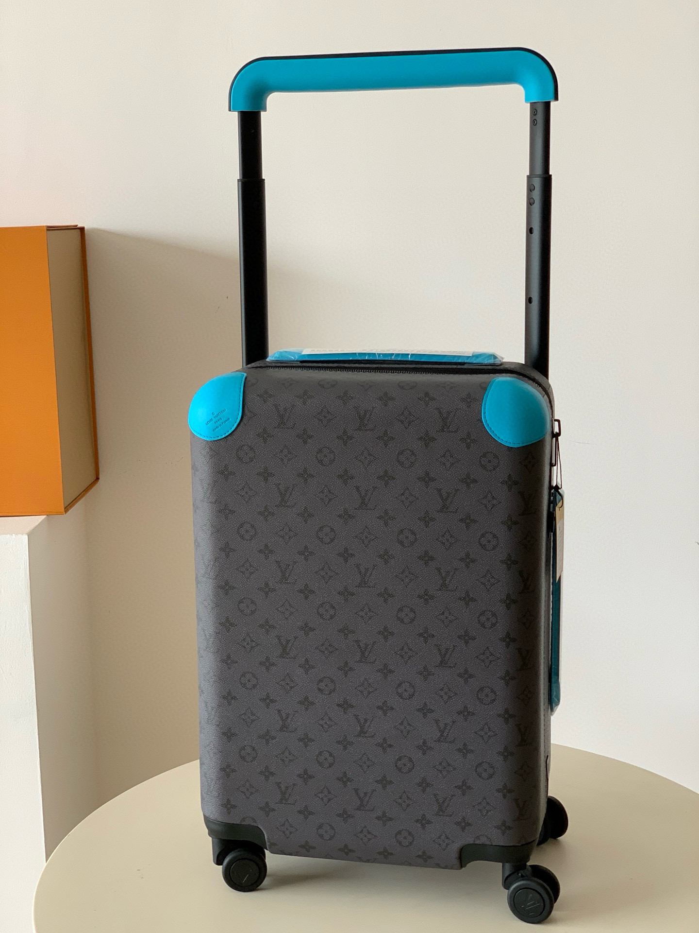 Luxury Louis Vuitton Travel Set with Custom Features and Unique Design Characteristics - 图片 6