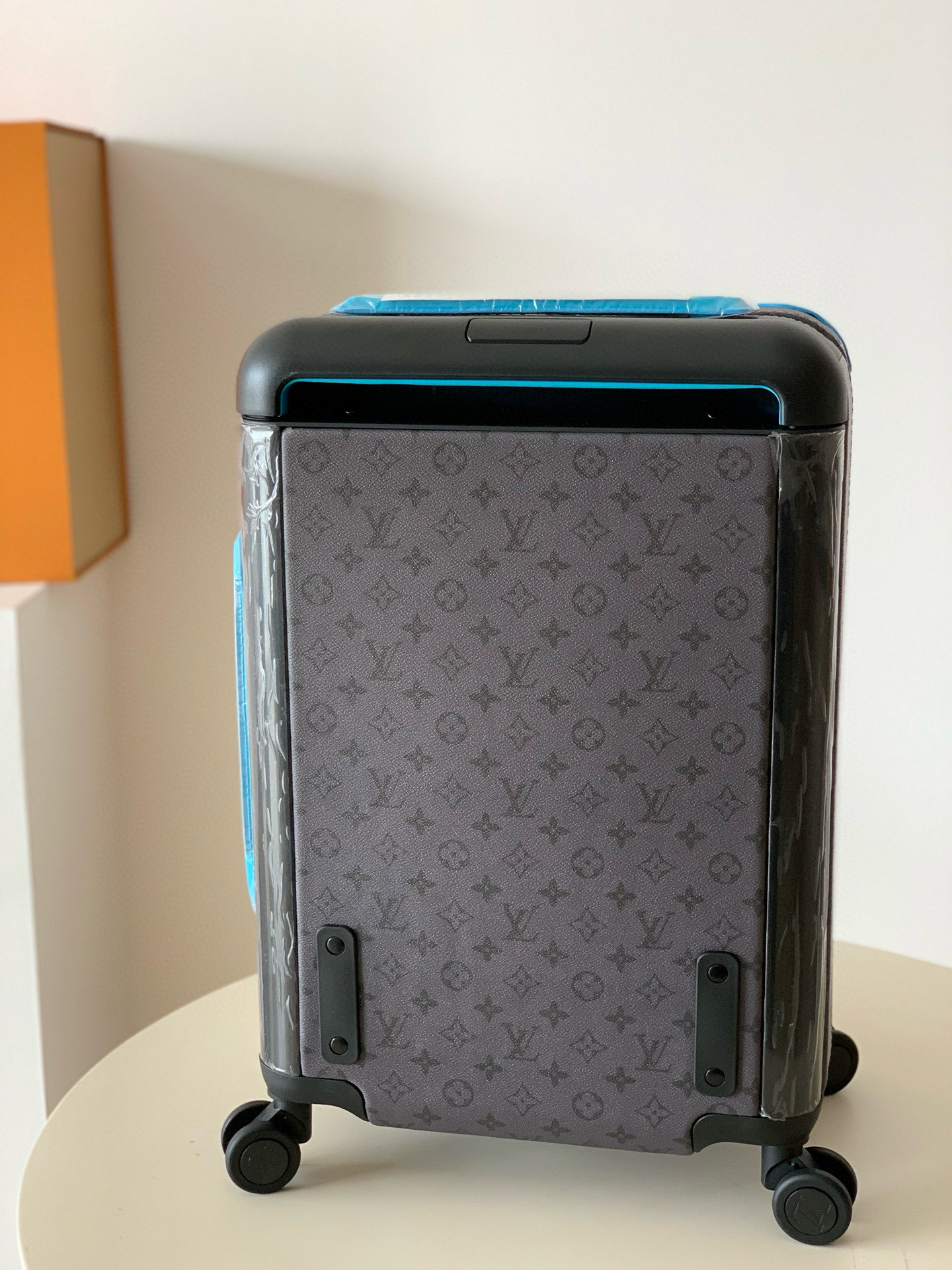 Luxury Louis Vuitton Travel Set with Custom Features and Unique Design Characteristics - 图片 2