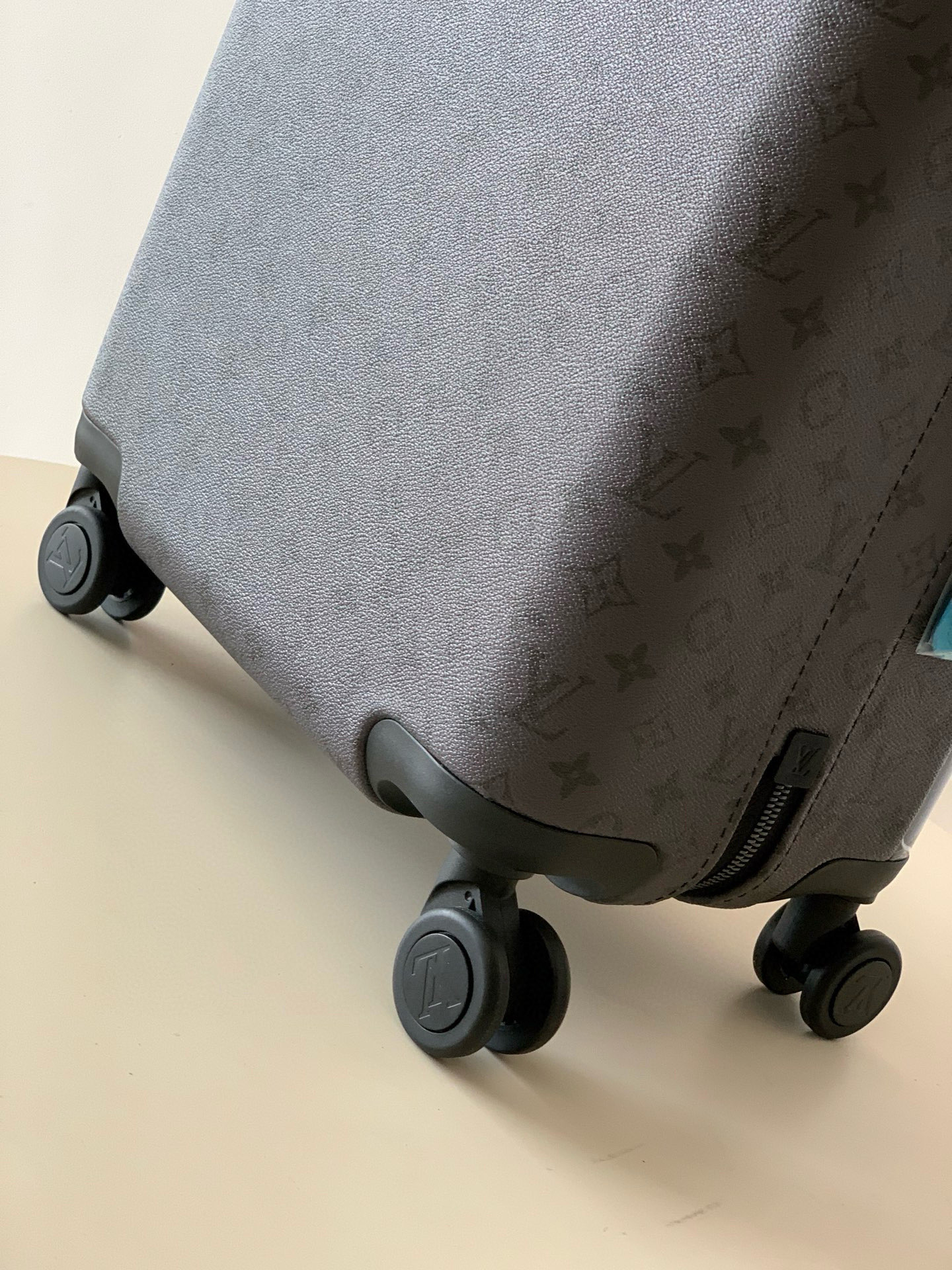 Luxury Louis Vuitton Travel Set with Custom Features and Unique Design Characteristics - 图片 7