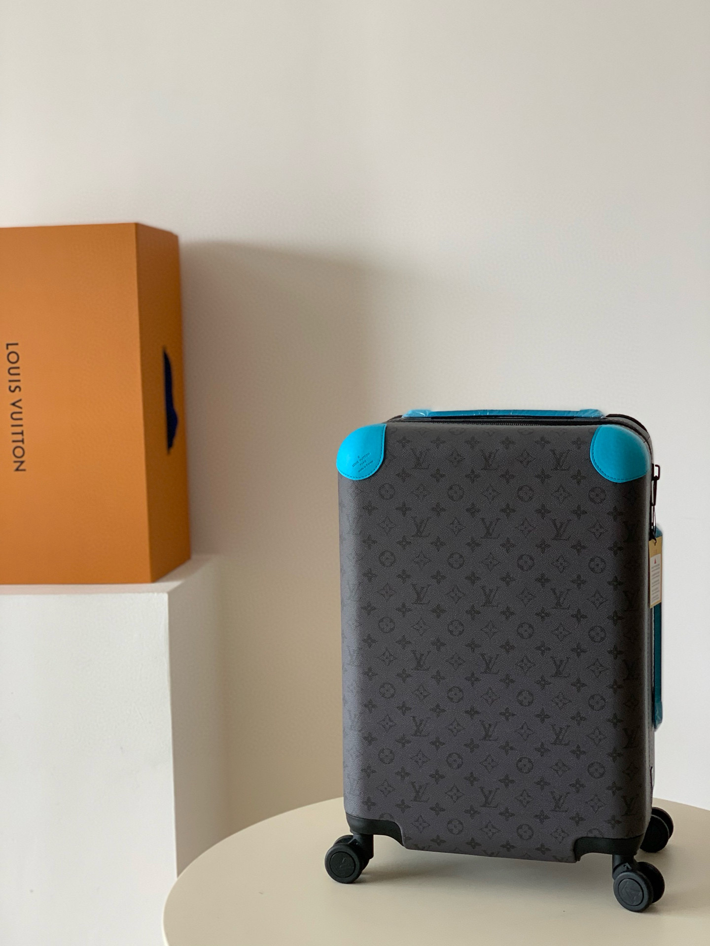 Luxury Louis Vuitton Travel Set with Custom Features and Unique Design Characteristics - 图片 4