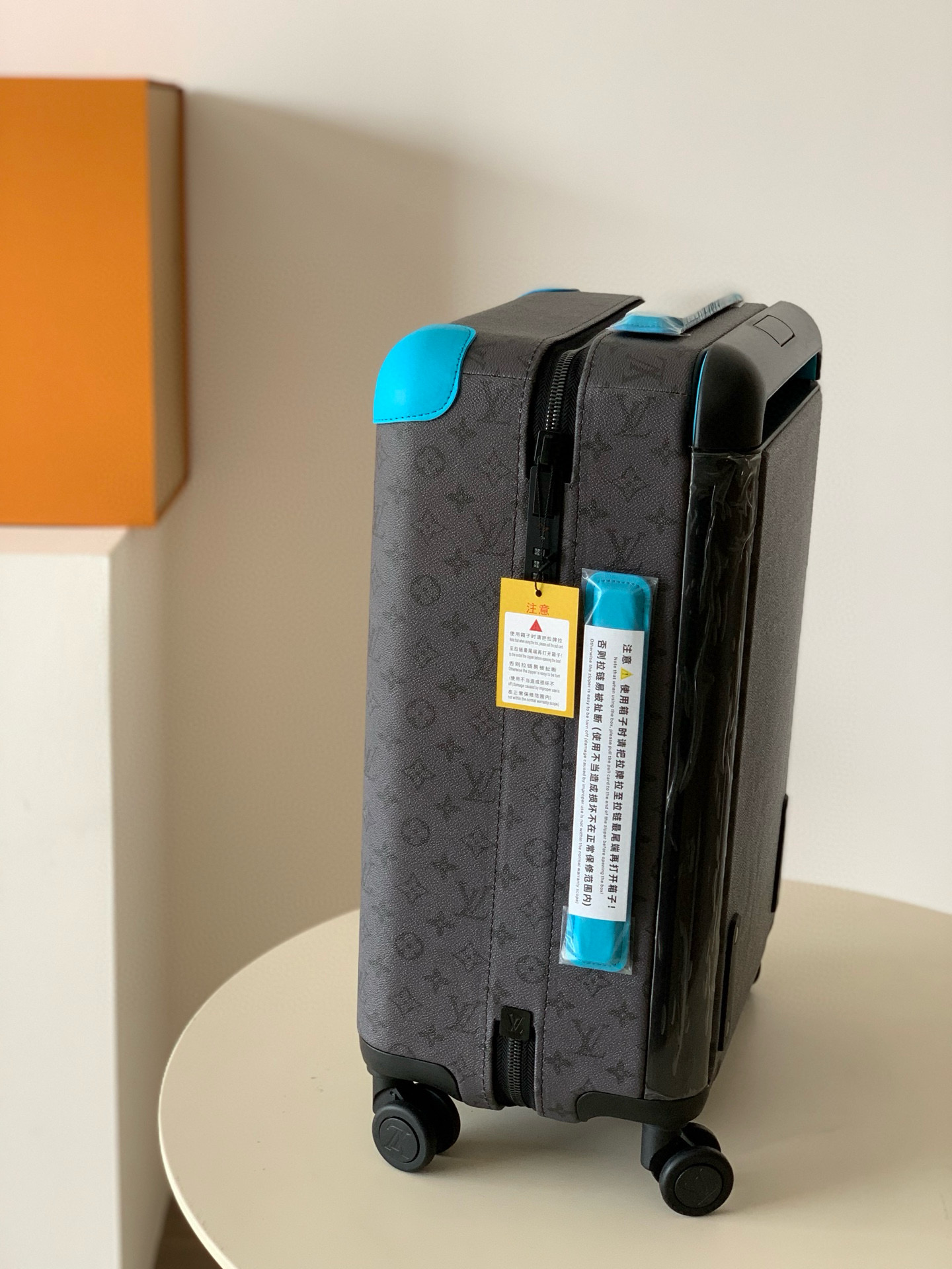 Luxury Louis Vuitton Travel Set with Custom Features and Unique Design Characteristics - 图片 8