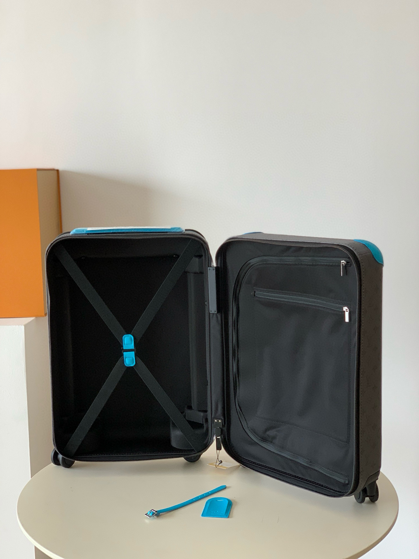 Luxury Louis Vuitton Travel Set with Custom Features and Unique Design Characteristics - 图片 5