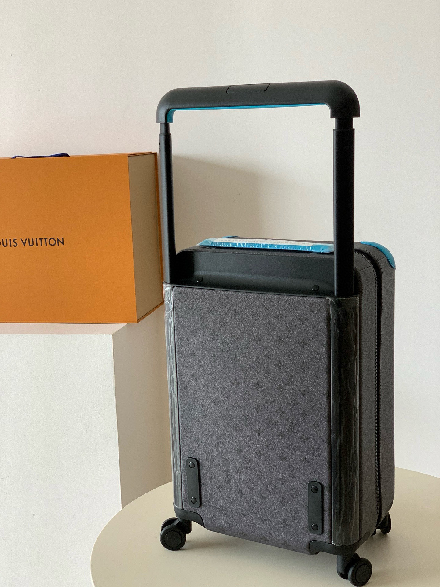 Luxury Louis Vuitton Travel Set with Custom Features and Unique Design Characteristics - 图片 9