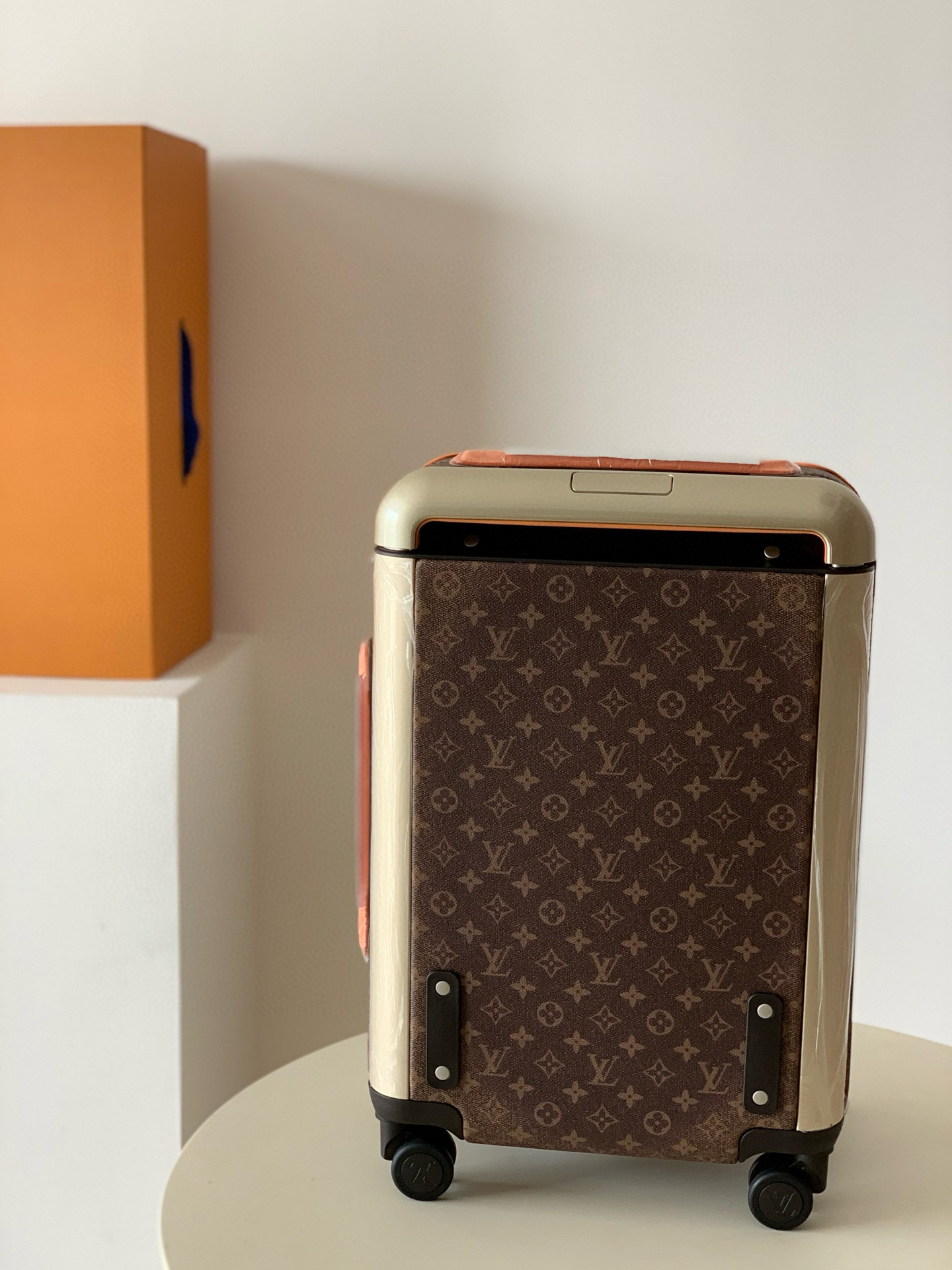 Luxury Travel Set: Louis Vuitton Chamskin Luggage with Custom Locks and Aluminum Band-Aid - 图片 3