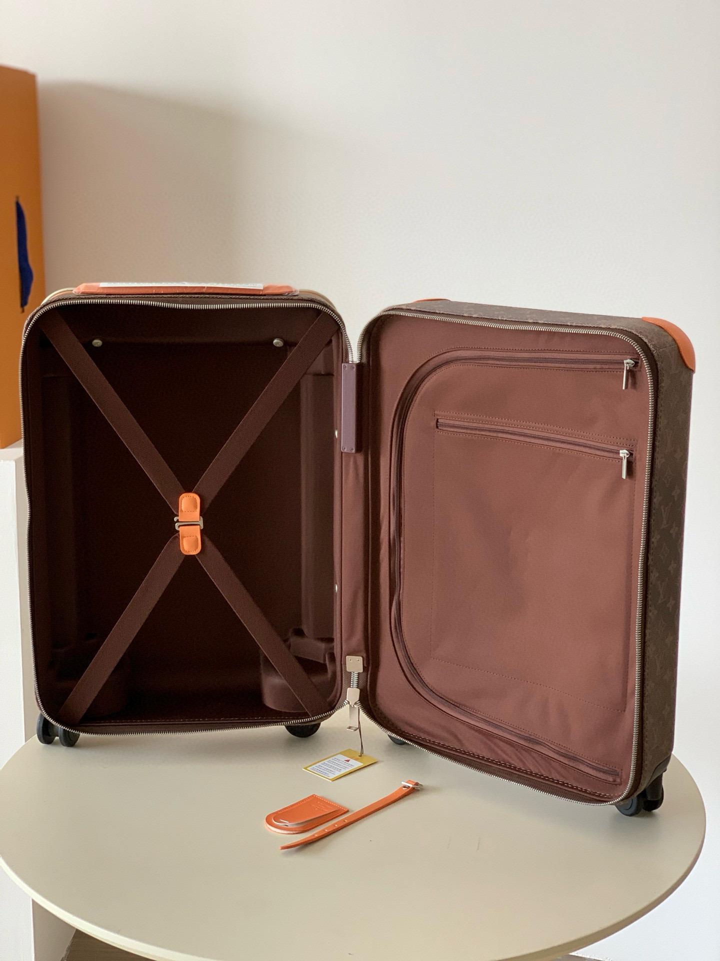 Luxury Travel Set: Louis Vuitton Chamskin Luggage with Custom Locks and Aluminum Band-Aid - 图片 5