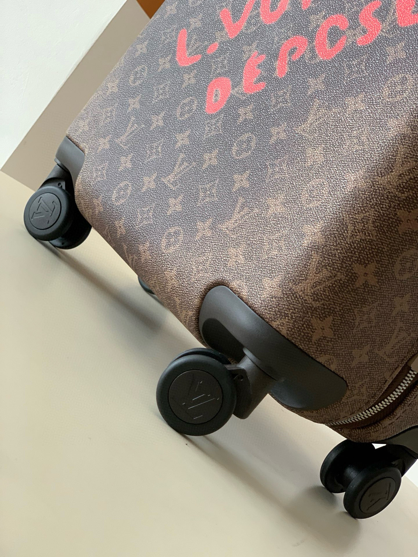 Luxury Travel Set: Louis Vuitton Chamskin Luggage with Custom Locks and Aluminum Band-Aid - 图片 7