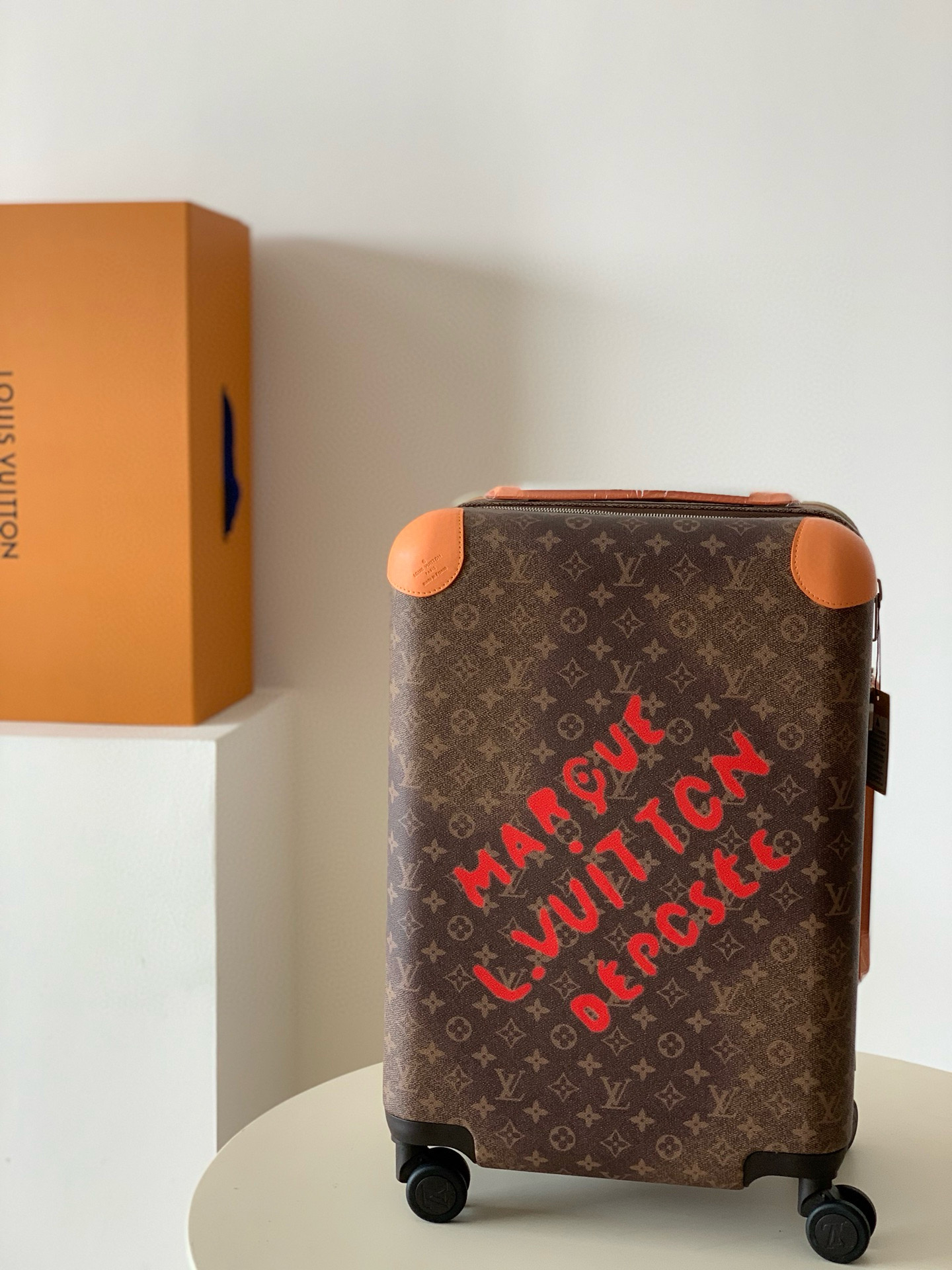 Luxury Travel Set: Louis Vuitton Chamskin Luggage with Custom Locks and Aluminum Band-Aid - 图片 1