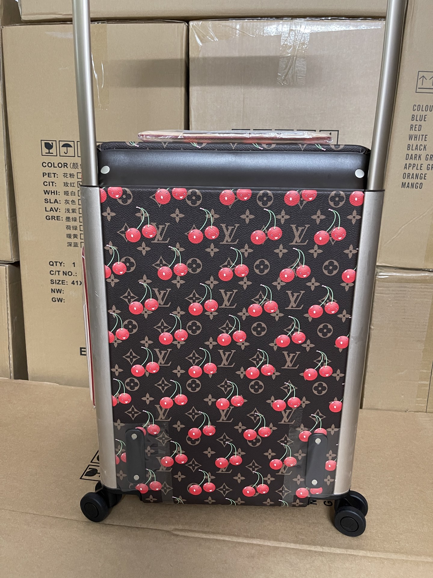 Luxury Louis Vuitton Luggage Set with Unique Features and Style - 图片 6
