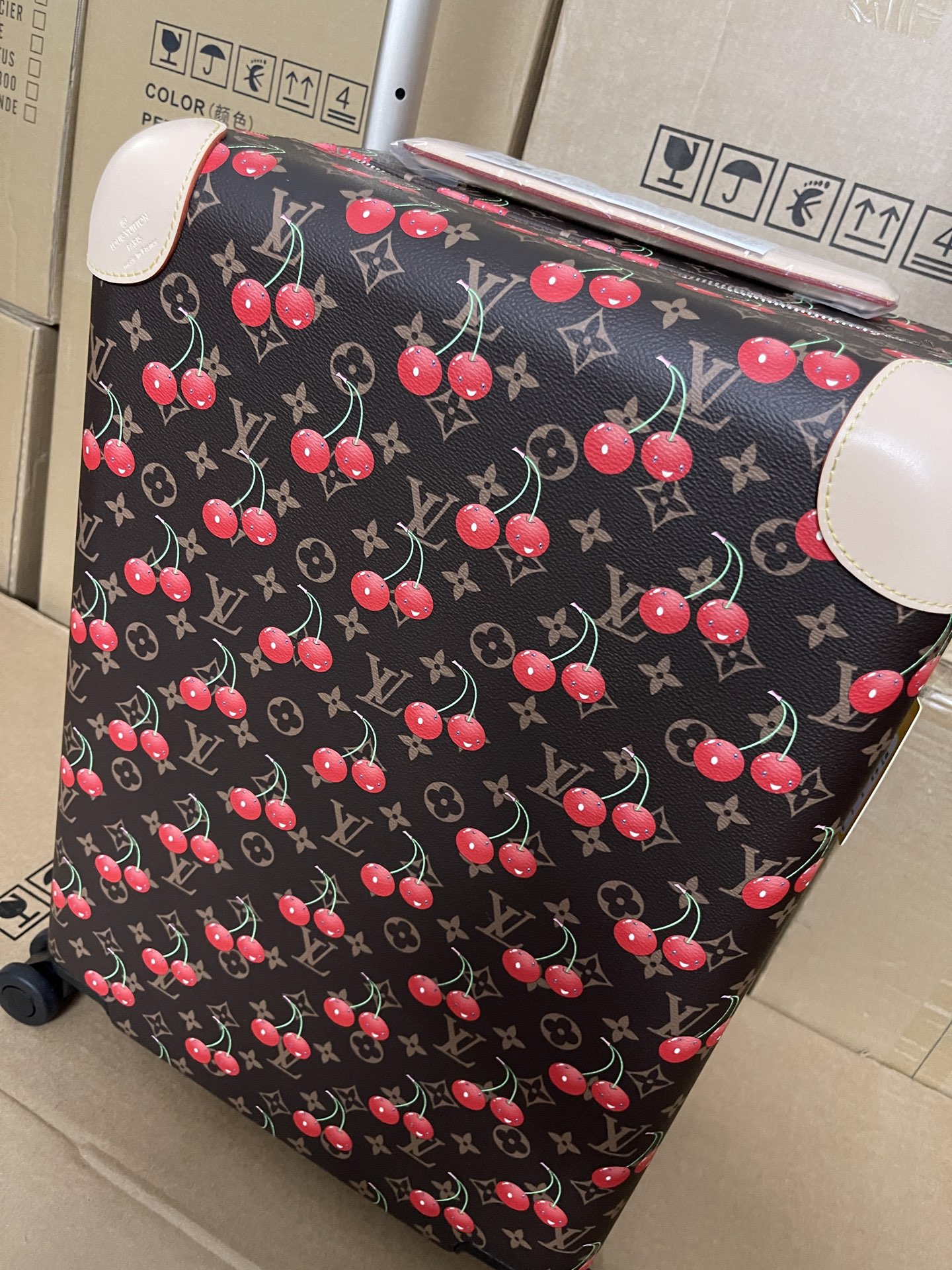 Luxury Louis Vuitton Luggage Set with Unique Features and Style - 图片 4