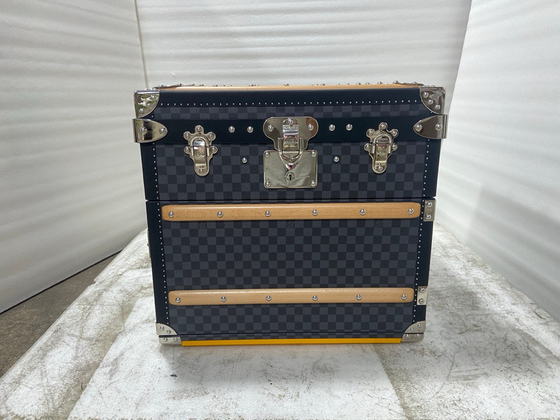 NO:617261,bedside table,19860909床头柜,,luggage