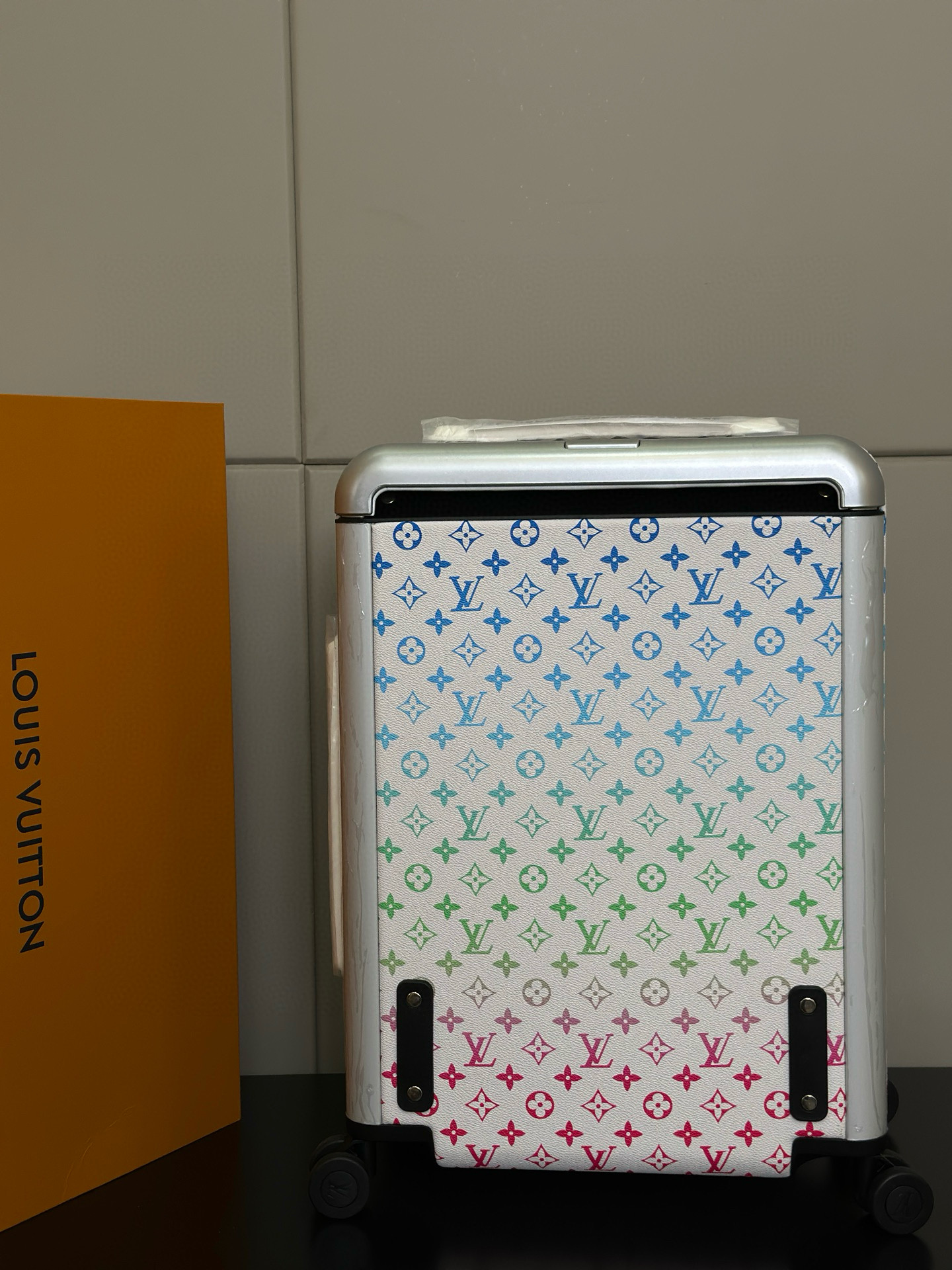 Luxury Louis Vuitton Travel Box with Unique Features and Customization Options - 图片 2