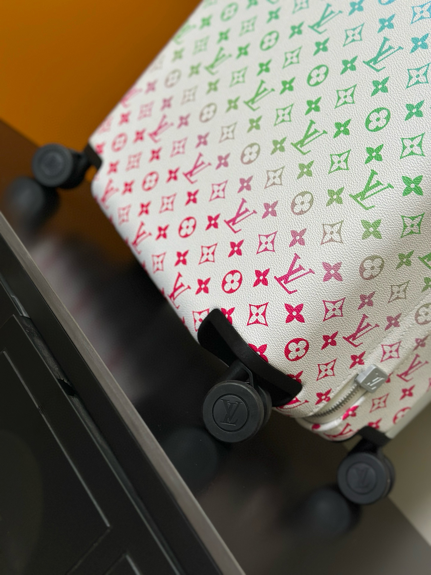 Luxury Louis Vuitton Travel Box with Unique Features and Customization Options - 图片 8