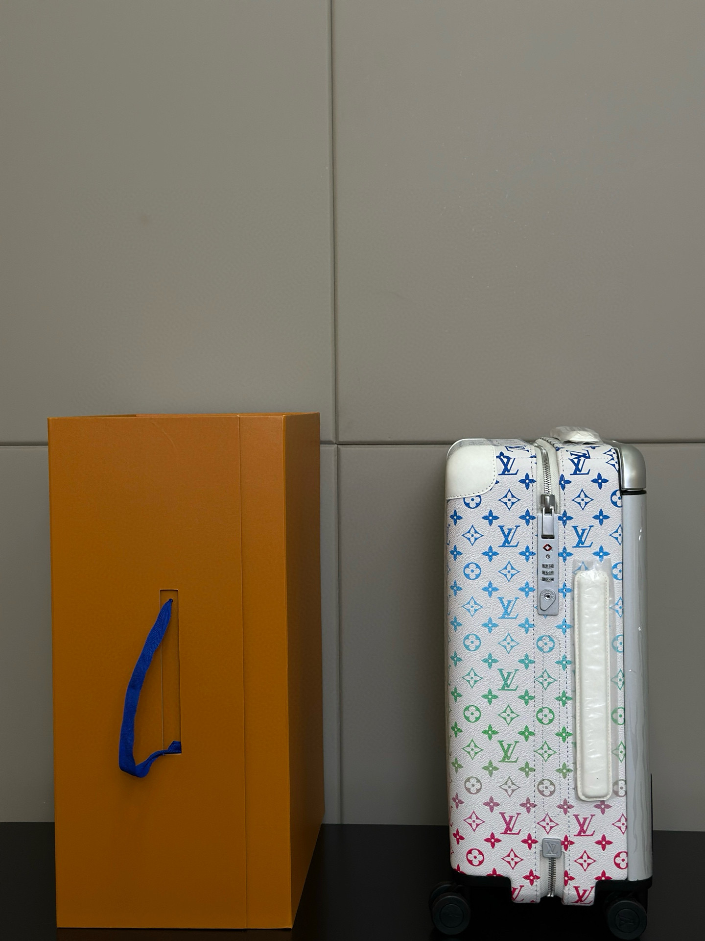 Luxury Louis Vuitton Travel Box with Unique Features and Customization Options - 图片 3
