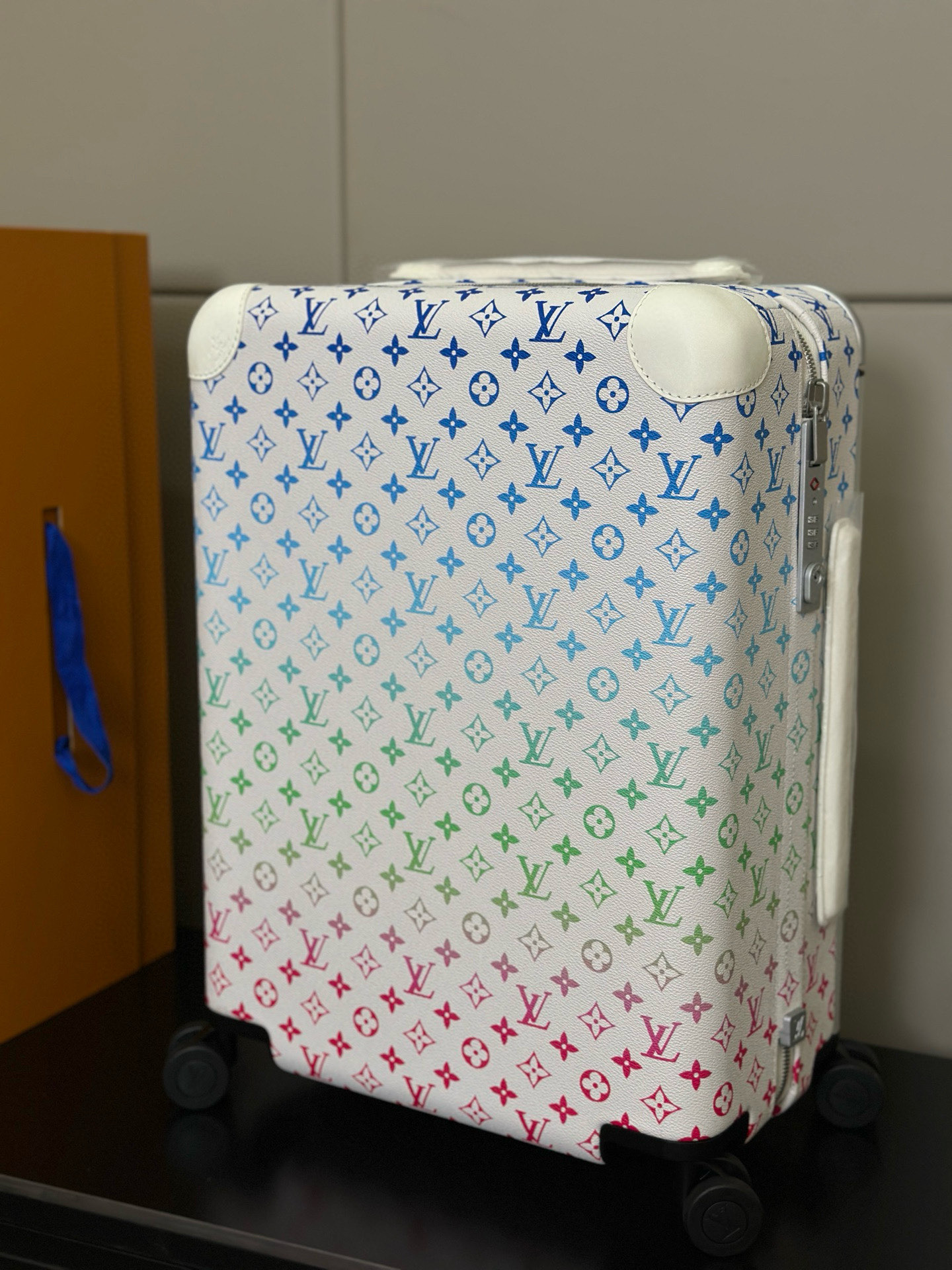 Luxury Louis Vuitton Travel Box with Unique Features and Customization Options - 图片 9