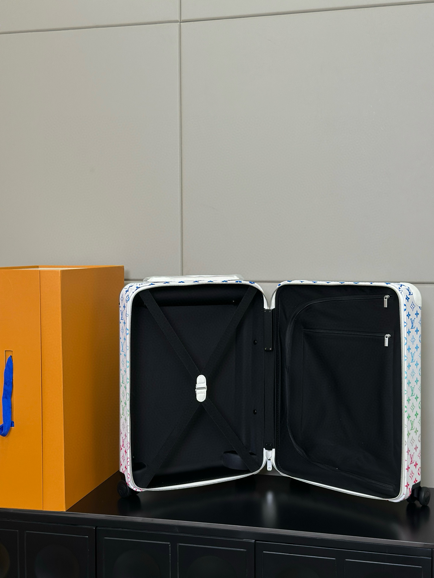 Luxury Louis Vuitton Travel Box with Unique Features and Customization Options - 图片 6