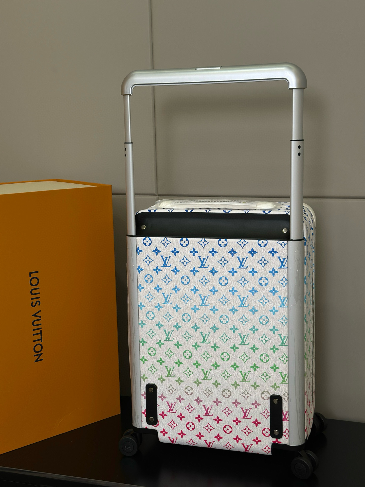 Luxury Louis Vuitton Travel Box with Unique Features and Customization Options - 图片 7