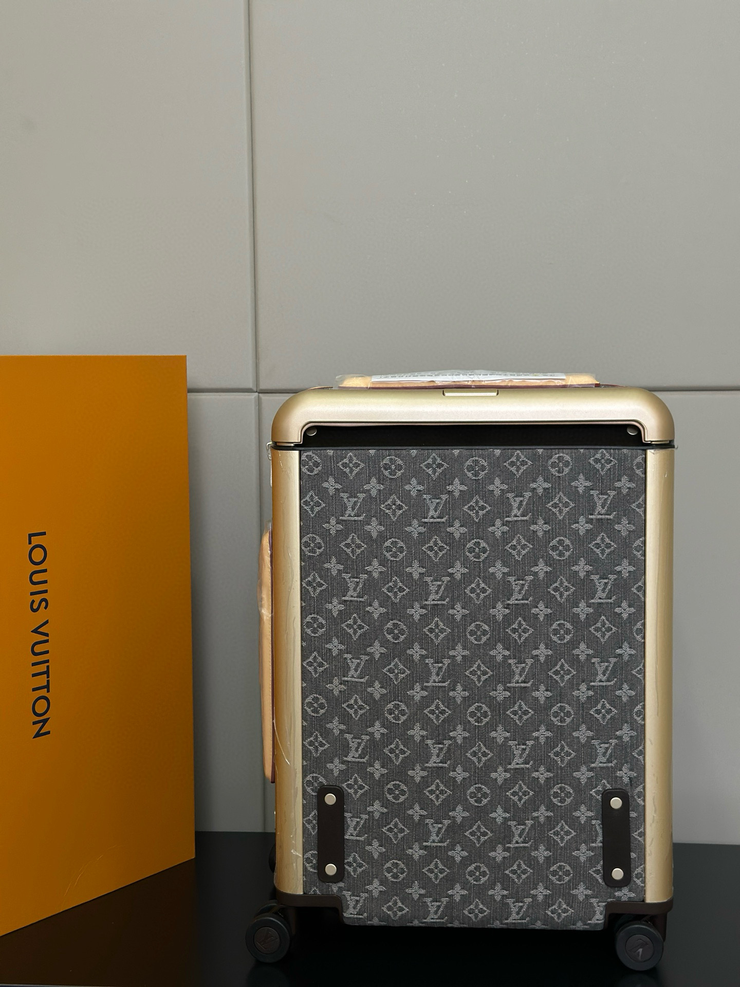 Luxury Louis Vuitton Ass Pole Box: Features and Dimensions of High-End Travel Gear - 图片 2