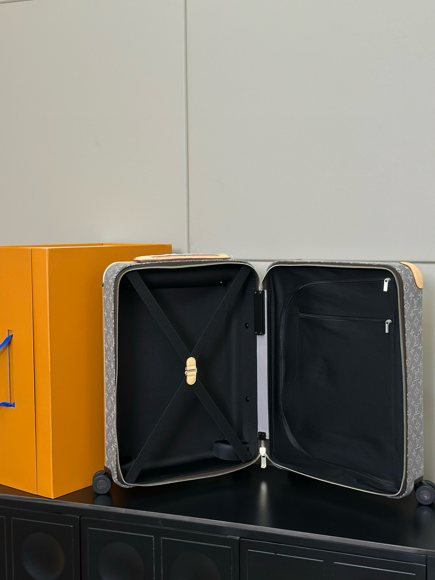 Luxury Louis Vuitton Ass Pole Box: Features and Dimensions of High-End Travel Gear - 图片 7
