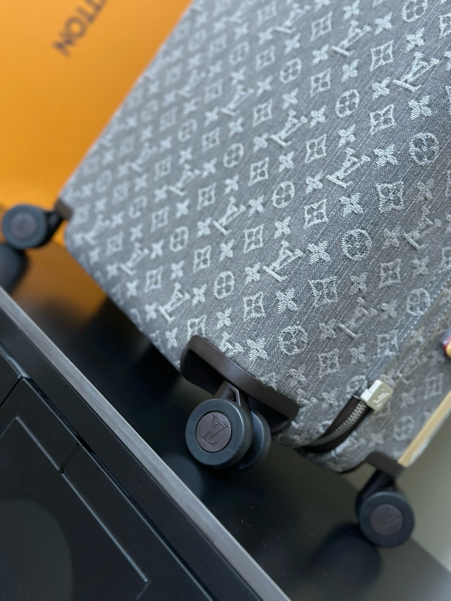 Luxury Louis Vuitton Ass Pole Box: Features and Dimensions of High-End Travel Gear - 图片 8