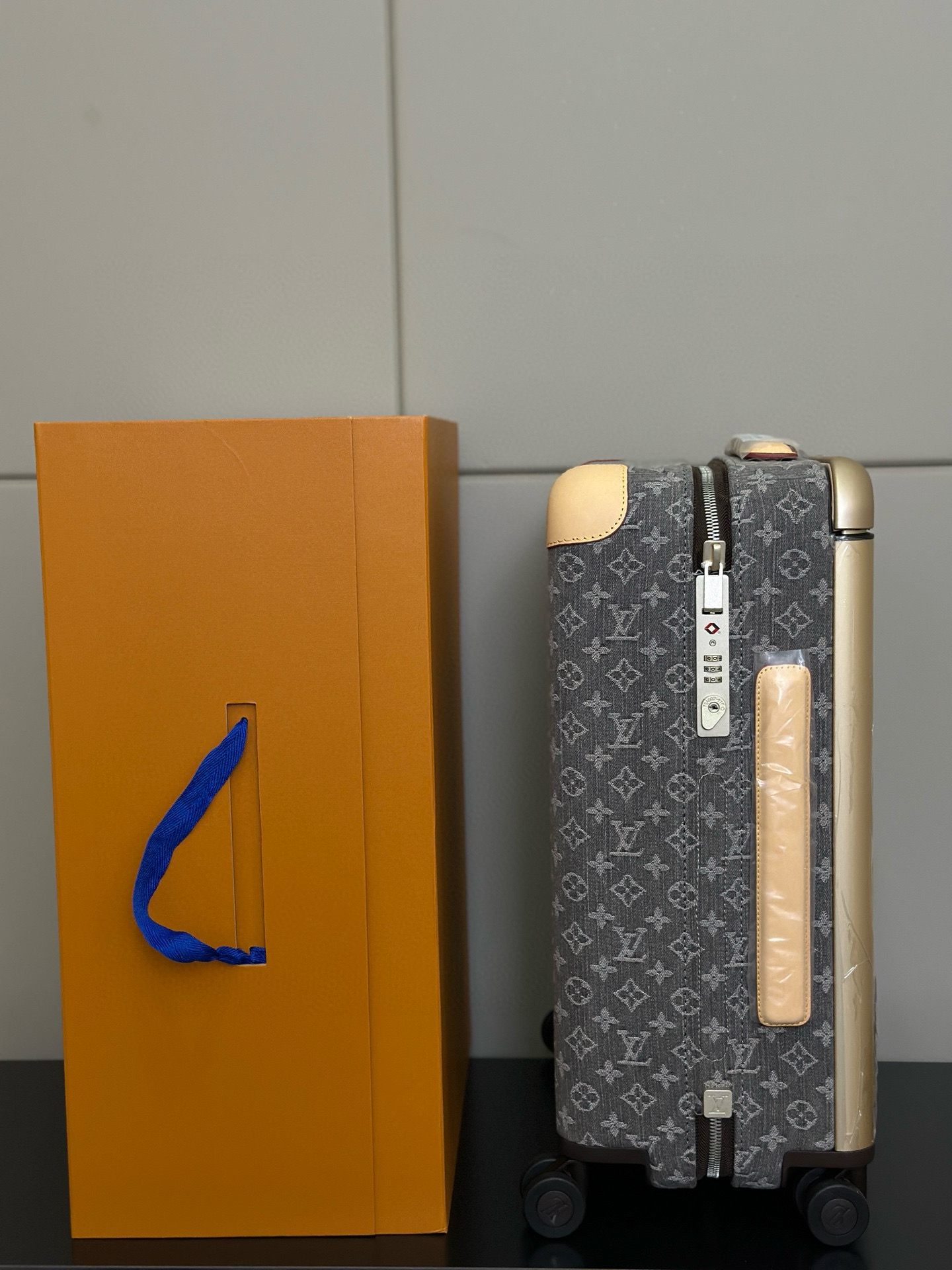 Luxury Louis Vuitton Ass Pole Box: Features and Dimensions of High-End Travel Gear - 图片 5