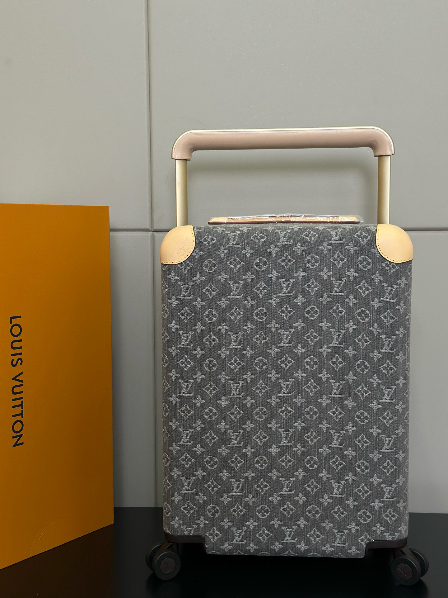 Luxury Louis Vuitton Ass Pole Box: Features and Dimensions of High-End Travel Gear - 图片 3