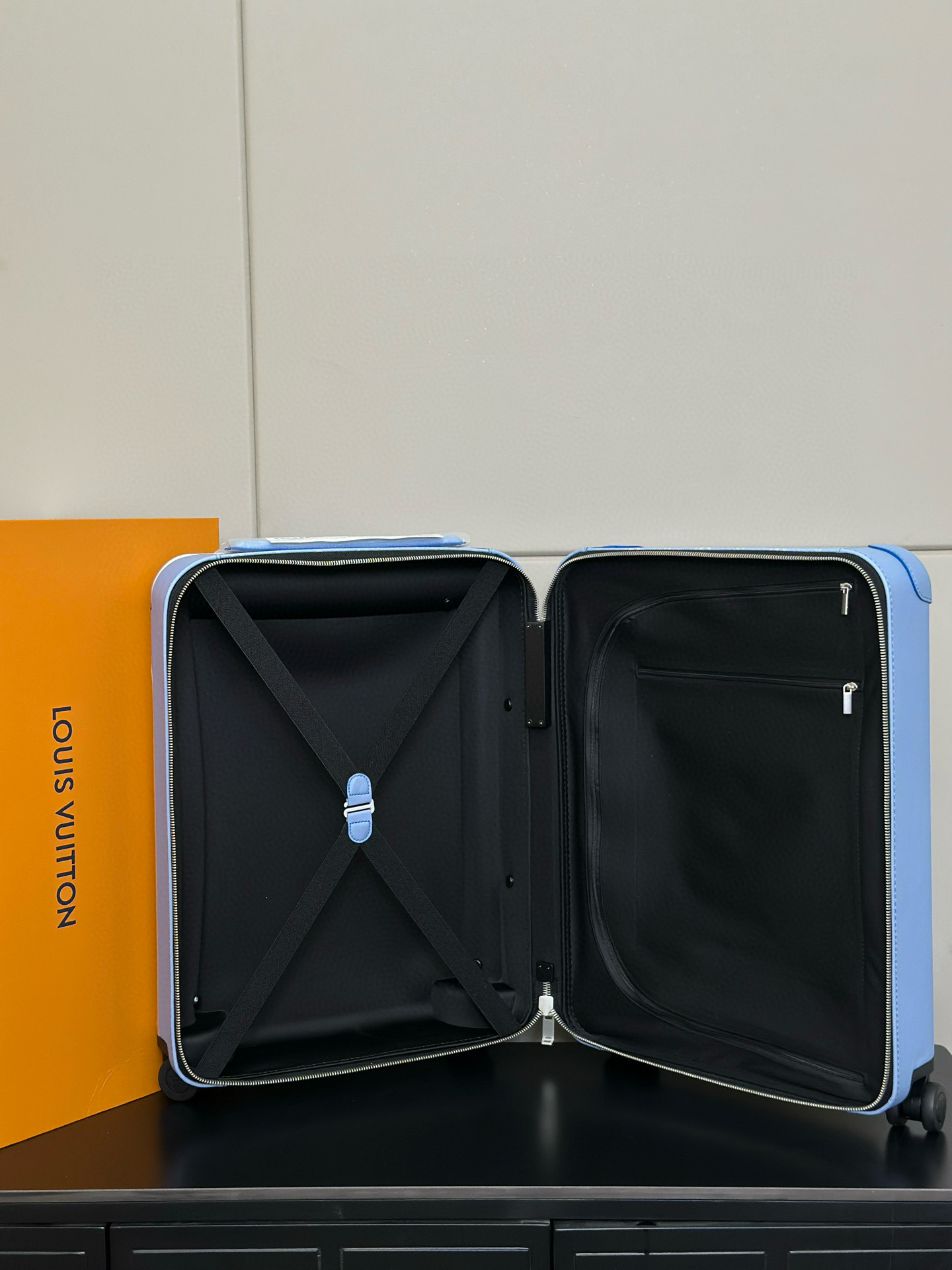 Luxury Louis Vuitton Luggage: Elite Features and Unique Design Characteristics - 图片 7