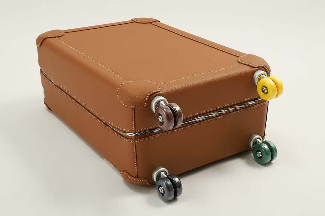 R.M.S. Elmar S. Travel Van: Stylish and Functional Luggage Solution for $150,000 - 图片 7