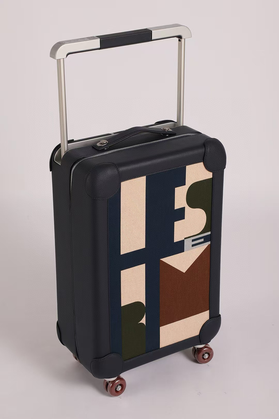 R.M.S. Elmar S. Travel Boxes: Stylish, Durable, and Spacious for $150,000 - 图片 3