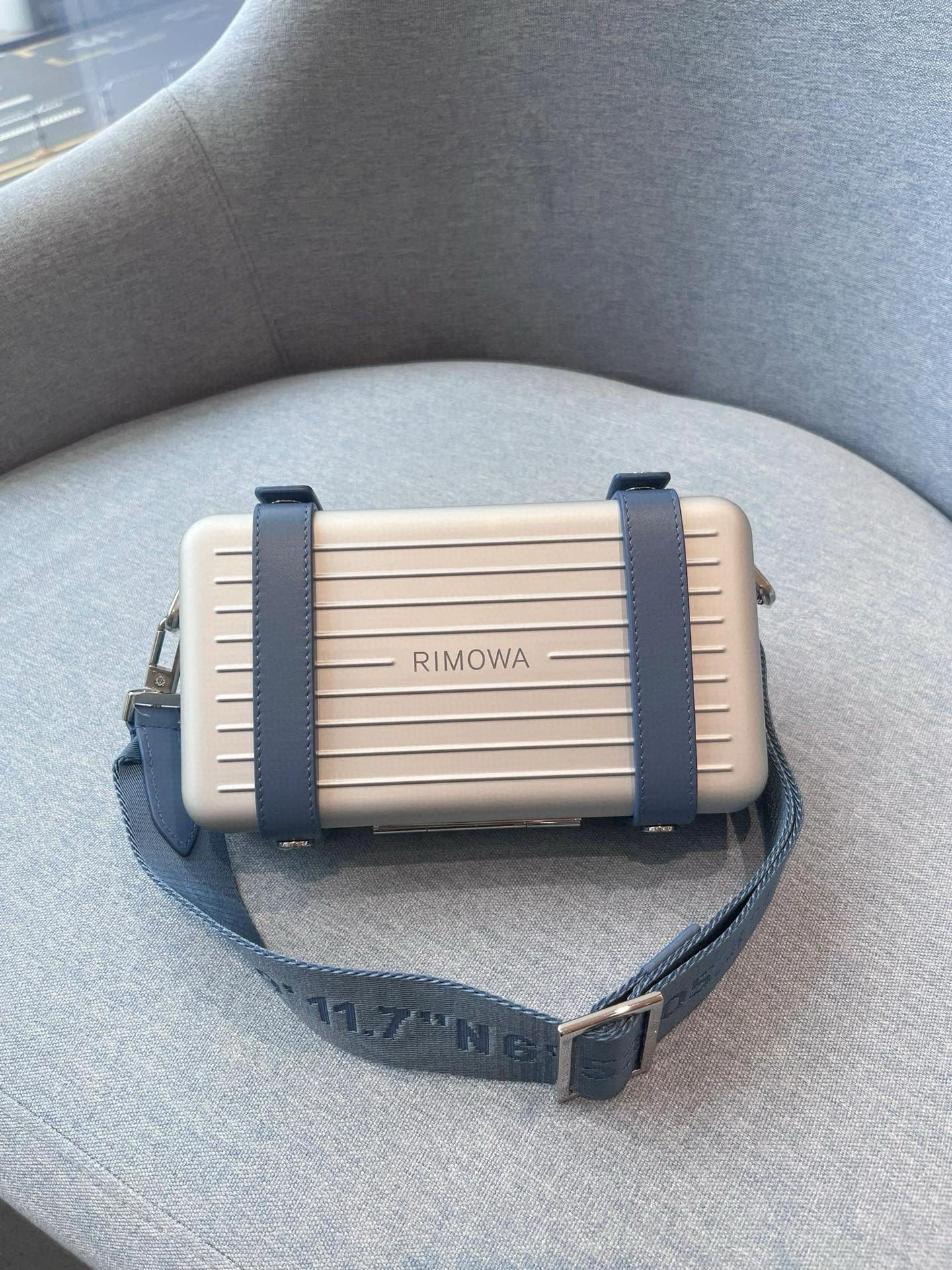 NO:741012,Crossbody bag RIMOWA personal aluminum-magnesium alloy material, travel crossbody box bag!  It has good looks, full of sci-fi feel, and a concave shape for street photography. Not only does it look fashionable when paired with it, but its capacity design is just right, so it can be carried by both men and women!  All pictures and videos are actually taken by my own original camera, without any beauty filters, what you see is what you get, and the real quality will be even better when you receive it!  [After-sales] We only make high-quality top versions. You can inspect the goods before signing for them. High-quality things can withstand inspection!  [Shell] Aluminum-magnesium alloy [Lining] Full-grain leather [Straps] Full-grain leather [Weight] 0.63kg [Dimensions] 21.5x13x7cm [Packaging] Comes with original packaging gift box, dust bag [Color] Ballet pink, silver brown, arctic blue, fashion gold, forest green, classic black, satchels, crossbody bags19860909斜挎包日默瓦·RIMOWA ersonal 铝镁合金材质,旅行斜挎盒子包！ 高颜值,科幻感十足,街拍凹造型神器,搭配起来时髦不说,容量设计也刚刚好,男女都可背！ 所有图片视频都是自己原相机实拍,无任何美颜滤镜,所见即所得,收到实物质感更绝！【售后】只做高品质顶级版本,收到货可验货再签收,高品质的东西都是经得住检验！【外壳】铝镁合金【内衬】全粒面革【背带】全粒面革【重量】0.63kg【尺寸】21.5x13x7cm【包装】附带原版包装礼盒、防尘袋【颜色】芭蕾粉、银棕色、北极蓝、时尚金、森林绿、经典黑,,satchels,crossbody bags,luggage