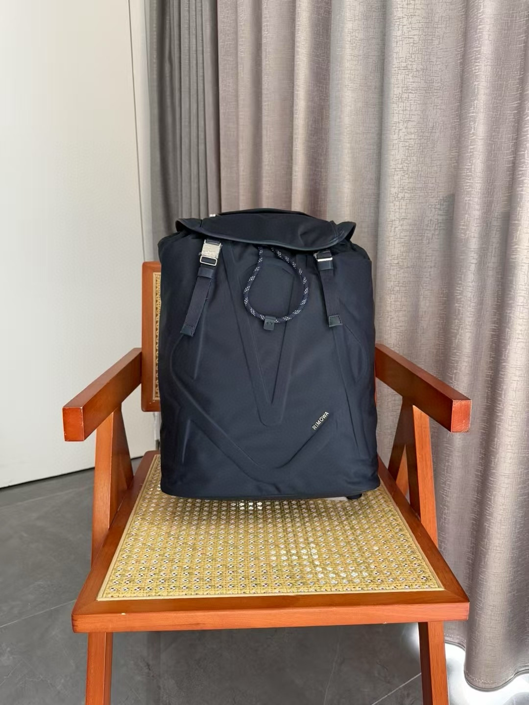 NO:740994,Backpack RIMOW/RIMO w. Good-looking 'Air Backpack' physical sharing,  The RIMOW brand logo uses 3D surface treatment technology to show more structural layers and graphic effects, perfectly presenting the iconic brand logo pattern color. The backpack adopts 3D surface treatment technology, and the sliding opening design is equipped with light and dark intertwined rope straps and metal grommets. It is matched with customized brand logo buckles and lustrous palladium-colored stainless steel accessories, showing exquisite elegance. The hardware is custom-designed, with lustrous palladium-colored stainless steel, Italian leather splicing nylon rope straps and webbing, and recycled nylon can  Continuously developed fabrics are water-repellent. Three colors available, black, blue, gray, backpacks19860909双肩包 RIMOW/日默w.高颜值“空气双肩背包”实物分享, RIMOW品牌标识,采用3D表面处理工艺,更显结构层次和图形效果,完美地呈现了标志性的品牌标识图案色.双肩包采用3D表面处理工艺,滑动式的开口设计配有明暗交织的绳带和金属扣眼,搭配定制的品牌标识搭扣和富有光泽的钯色不锈钢配件,尽显精致典雅.五金件定制设计,带有光泽的钯色不锈钢,意大利真皮拼接尼龙绳带和织带,再生尼龙可 持续发展的面料防泼水. 三色可选,黑色,蓝色,灰色,,backpacks,luggage