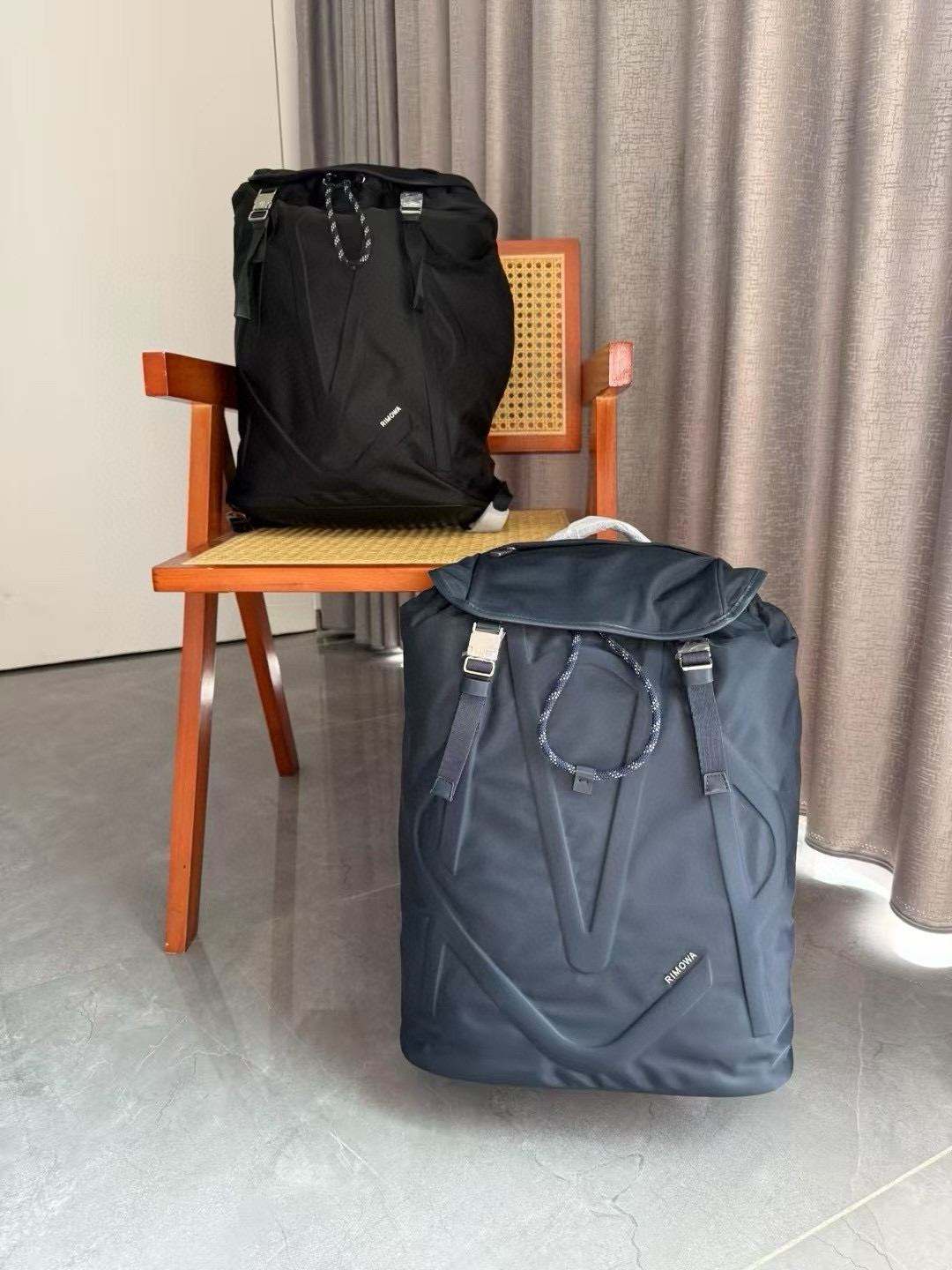 NO:740997,RIMOW/RIMO w. The physical sharing of the high-looking “Air Backpack”,  The RIMOW brand logo uses 3D surface treatment technology to show more structural layers and graphic effects, perfectly presenting the iconic brand logo pattern color. The backpack adopts 3D surface treatment technology, and the sliding opening design is equipped with light and dark intertwined rope straps and metal grommets. It is matched with customized brand logo buckles and lustrous palladium-colored stainless steel accessories, showing exquisite elegance. The hardware is custom-designed, with lustrous palladium-colored stainless steel, Italian leather splicing nylon rope straps and webbing, and recycled nylon can  Continuously developed fabrics are water-repellent. Three colors available, black, blue, gray, backpacks19860909RIMOW/日默w.高颜值“空气双肩背包”实物分享, RIMOW品牌标识,采用3D表面处理工艺,更显结构层次和图形效果,完美地呈现了标志性的品牌标识图案色.双肩包采用3D表面处理工艺,滑动式的开口设计配有明暗交织的绳带和金属扣眼,搭配定制的品牌标识搭扣和富有光泽的钯色不锈钢配件,尽显精致典雅.五金件定制设计,带有光泽的钯色不锈钢,意大利真皮拼接尼龙绳带和织带,再生尼龙可 持续发展的面料防泼水. 三色可选,黑色,蓝色,灰色,,backpacks,luggage