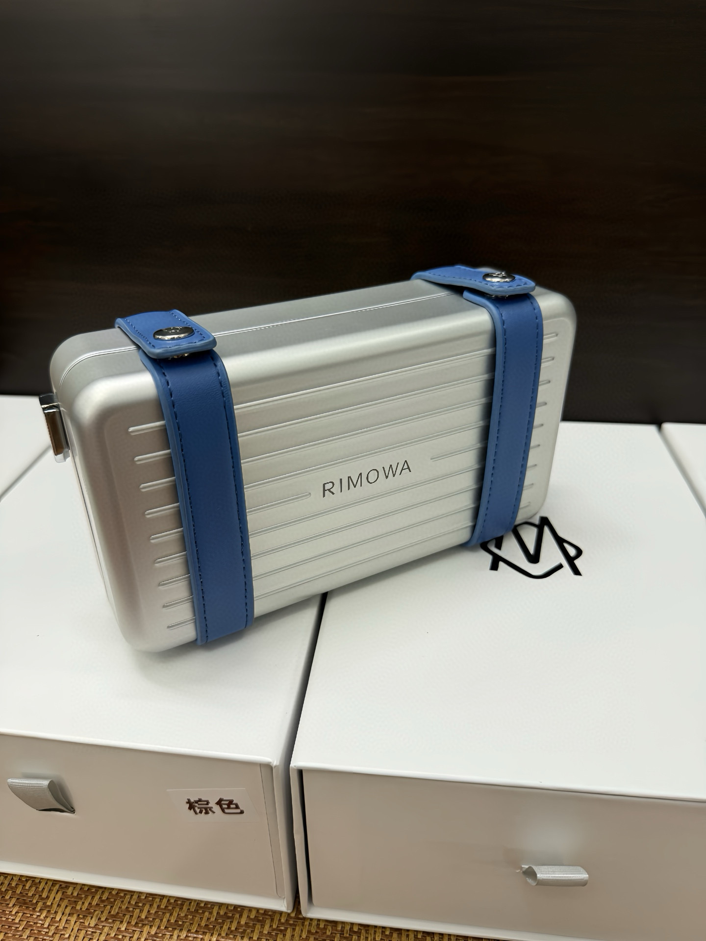 NO:740995,Blue RIMOWA personal aluminum-magnesium alloy material, travel crossbody box bag!  It has good looks, full of sci-fi feel, and a concave shape for street photography. Not only does it look fashionable when paired with it, but its capacity design is just right, so it can be carried by both men and women!  All pictures and videos are actually taken by my own original camera, without any beauty filters, what you see is what you get, and the real quality will be even better when you receive it!  [After-sales] We only make high-quality top versions. You can inspect the goods before signing for them. High-quality things can withstand inspection!  [Shell] Aluminum-magnesium alloy [Lining] Full-grain leather [Strap] Full-grain leather [Weight] 0.63kg [Dimensions] 21.5x13x7cm [Packaging] Comes with original packaging gift box, dust bag [Color] Ballet pink, silver brown, arctic blue, fashionable gold, forest green, classic black,19860909蓝色日默瓦·RIMOWA ersonal 铝镁合金材质,旅行斜挎盒子包！ 高颜值,科幻感十足,街拍凹造型神器,搭配起来时髦不说,容量设计也刚刚好,男女都可背！ 所有图片视频都是自己原相机实拍,无任何美颜滤镜,所见即所得,收到实物质感更绝！【售后】只做高品质顶级版本,收到货可验货再签收,高品质的东西都是经得住检验！【外壳】铝镁合金【内衬】全粒面革【背带】全粒面革【重量】0.63kg【尺寸】21.5x13x7cm【包装】附带原版包装礼盒、防尘袋【颜色】芭蕾粉、银棕色、北极蓝、时尚金、森林绿、经典黑,,luggage