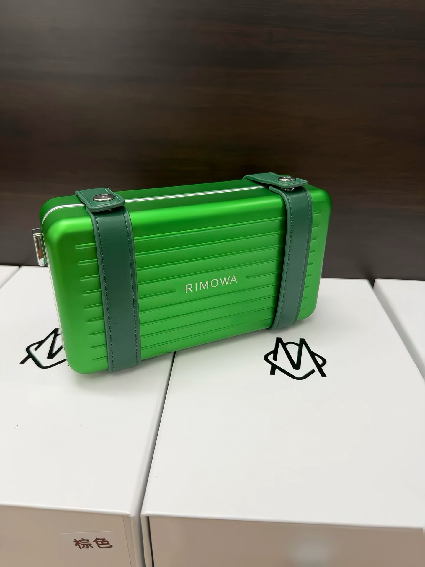 NO:740992,Green RIMOWA personal aluminum-magnesium alloy material, travel crossbody box bag!  It has good looks, full of sci-fi feel, and a concave shape for street photography. Not only does it look fashionable when paired with it, but its capacity design is just right, so it can be carried by both men and women!  All pictures and videos are actually taken by my own original camera, without any beauty filters, what you see is what you get, and the real quality will be even better when you receive it!  [After-sales] We only make high-quality top versions. You can inspect the goods before signing for them. High-quality things can withstand inspection!  [Shell] Aluminum-magnesium alloy [Lining] Full-grain leather [Strap] Full-grain leather [Weight] 0.63kg [Dimensions] 21.5x13x7cm [Packaging] Comes with original packaging gift box, dust bag [Color] Ballet pink, silver brown, arctic blue, fashionable gold, forest green, classic black,19860909绿色日默瓦·RIMOWA ersonal 铝镁合金材质,旅行斜挎盒子包！ 高颜值,科幻感十足,街拍凹造型神器,搭配起来时髦不说,容量设计也刚刚好,男女都可背！ 所有图片视频都是自己原相机实拍,无任何美颜滤镜,所见即所得,收到实物质感更绝！【售后】只做高品质顶级版本,收到货可验货再签收,高品质的东西都是经得住检验！【外壳】铝镁合金【内衬】全粒面革【背带】全粒面革【重量】0.63kg【尺寸】21.5x13x7cm【包装】附带原版包装礼盒、防尘袋【颜色】芭蕾粉、银棕色、北极蓝、时尚金、森林绿、经典黑,,luggage