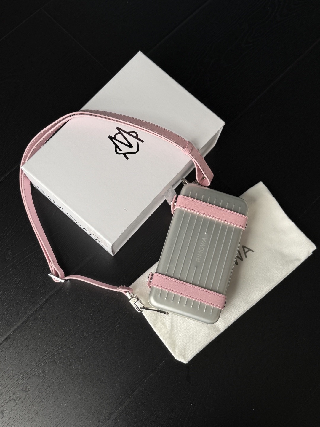 NO:741009,RIMOWA personal aluminum-magnesium alloy material, travel crossbody box bag!  It has good looks, full of sci-fi feel, and a concave shape for street photography. Not only does it look fashionable when paired with it, but its capacity design is just right, so it can be carried by both men and women!  All pictures and videos are actually taken by my own original camera, without any beauty filters, what you see is what you get, and the real quality will be even better when you receive it!  [After-sales] We only make high-quality top versions. You can inspect the goods before signing for them. High-quality things can withstand inspection!  [Shell] Aluminum-magnesium alloy [Lining] Full-grain leather [Strap] Full-grain leather [Weight] 0.63kg [Dimensions] 21.5x13x7cm [Packaging] Comes with original packaging gift box, dust bag [Color] Ballet pink, silver brown, arctic blue, fashionable gold, forest green, classic black,19860909日默瓦·RIMOWA ersonal 铝镁合金材质,旅行斜挎盒子包！ 高颜值,科幻感十足,街拍凹造型神器,搭配起来时髦不说,容量设计也刚刚好,男女都可背！ 所有图片视频都是自己原相机实拍,无任何美颜滤镜,所见即所得,收到实物质感更绝！【售后】只做高品质顶级版本,收到货可验货再签收,高品质的东西都是经得住检验！【外壳】铝镁合金【内衬】全粒面革【背带】全粒面革【重量】0.63kg【尺寸】21.5x13x7cm【包装】附带原版包装礼盒、防尘袋【颜色】芭蕾粉、银棕色、北极蓝、时尚金、森林绿、经典黑,,luggage