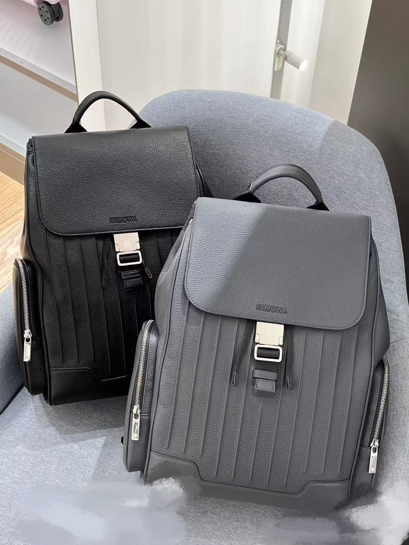 NO:740993,Brand new Full leather shipment The most popular clamshell full leather backpack recently is here. This is RMW's NeverStill series, a brand new iconic item inspired by the legendary grooved texture suitcase. It brings a modern, practical and elegant solution to daily commuting and business activities! And this one is also a large size, suitable for placing laptops and other necessities. It can hold many things while the thickened straps and back panels provide everyone with a comfortable journey. It is the same style for men and women.  Girls look handsome and look good on their backs! Two colors, pink, black, elephant gray, large size 44x37x16cm, versace19860909全新 全皮出货近期最火的翻盖全皮双肩来了 这是RMW家的NeverStill系列,以传奇性凹槽纹理行李箱为灵感设计的全新标志款单品,为日常通勤商务活动等带来了现代实用且优雅的解决方案! 而且这一款还是一个大号的尺寸,适合放置笔记本等必需 品,在放置许多东西的同时加厚的背带和背板为大家提供舒适 的旅途而且男女同款 女生背起来帅帅的也好看! 俩个色粉色黑色大象灰大号尺寸44x37x16cm,,versace,luggage