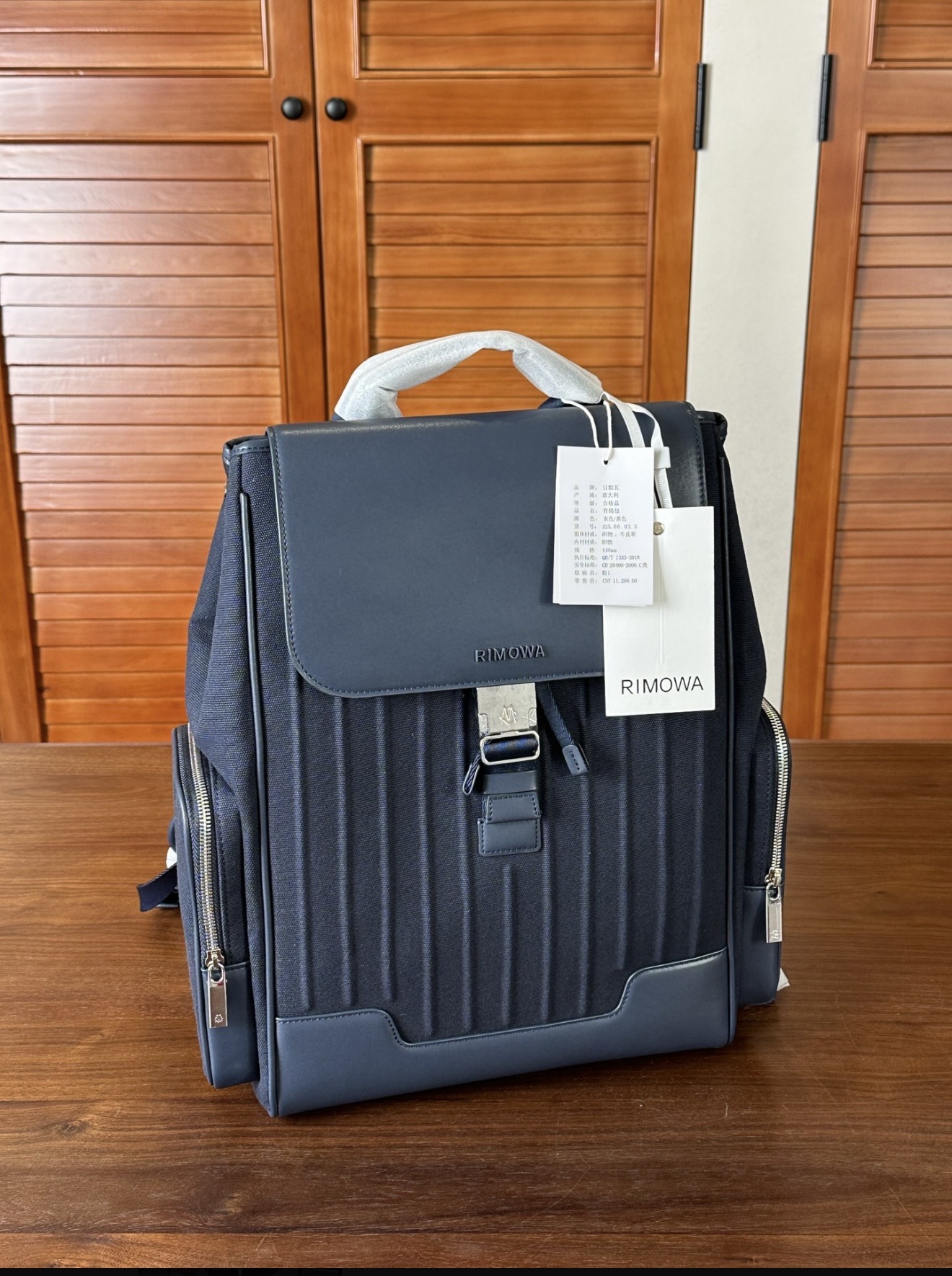 NO:741014,This is RMW's NeverStill series, a brand new iconic item inspired by the legendary grooved texture suitcase, which brings a modern, practical and elegant solution to daily commuting and business activities! Moreover, this one is also a large size, suitable for placing laptops and other necessities. While placing many things, the thickened straps and back panels provide everyone with a comfortable journey. It is also the same style for men and women. Girls look handsome and look good when carrying it! Size 44x37x16cm, versace19860909这是RMW家的NeverStill系列,以传奇性凹槽纹理行李箱为灵感设计的全新标志款单品,为日常通勤商务活动等带来了现代实用且优雅的解决方案! 而且这一款还是一个大号的尺寸,适合放置笔记本等必需 品,在放置许多东西的同时加厚的背带和背板为大家提供舒适 的旅途而且男女同款 女生背起来帅帅的也好看! 尺寸44x37x16cm,,versace,luggage