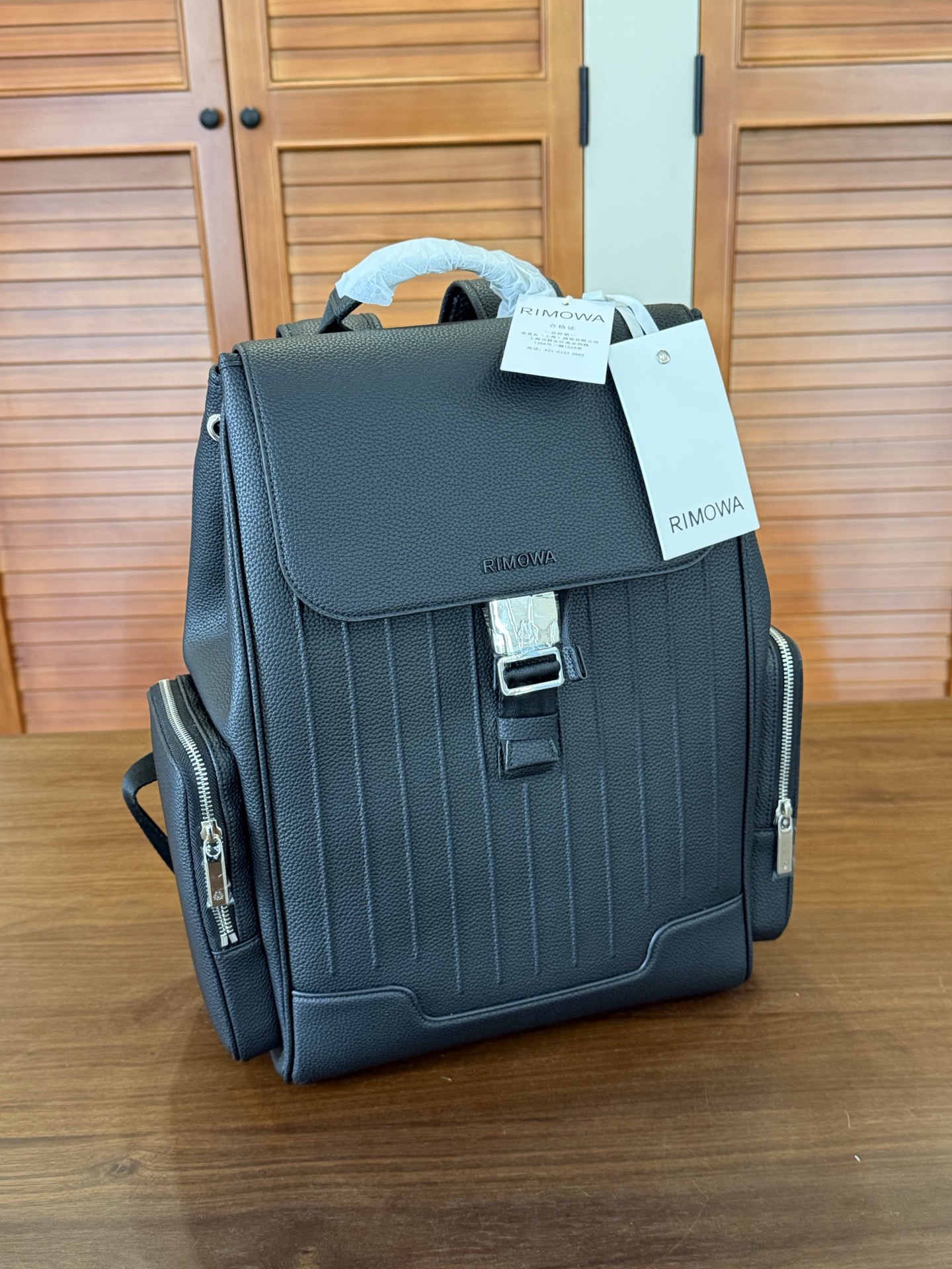 NO:741016,Full leather shipment The most popular clamshell full leather backpack in recent times is here. This is RMW's NeverStill series, a brand new iconic item inspired by the legendary grooved texture suitcase. It brings a modern, practical and elegant solution to daily commuting and business activities! And this one is also a large size, suitable for placing notebooks and other necessities. It can hold many things while the thickened straps and back panels provide everyone with a comfortable journey. It is the same style for men and women. Girls look handsome when carrying it!  Two colors pink black elephant gray large size 44x37x16cm, versace19860909全皮出货近期最火的翻盖全皮双肩来了 这是RMW家的NeverStill系列,以传奇性凹槽纹理行李箱为灵感设计的全新标志款单品,为日常通勤商务活动等带来了现代实用且优雅的解决方案! 而且这一款还是一个大号的尺寸,适合放置笔记本等必需 品,在放置许多东西的同时加厚的背带和背板为大家提供舒适 的旅途而且男女同款 女生背起来帅帅的也好看! 俩个色粉色黑色大象灰大号尺寸44x37x16cm,,versace,luggage