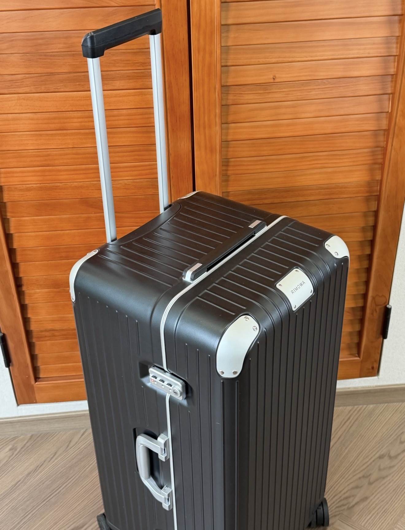 Rimowa Hybrid Black Standard travel