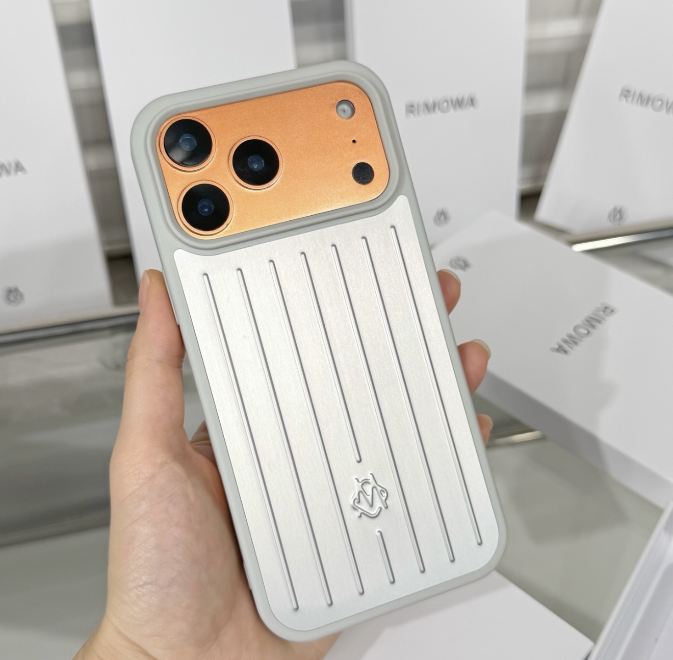 NO:741008,Nine-color ready supply Rimowa mobile phone case Aluminum-magnesium alloy all-inclusive mobile phone case Official website original copy Full set of original packaging Model In order to avoid error models, please open the machine to check the model displayed in the mobile phone settings. Spot model ihone17ro Max (6.9) ihone17ro. (6.3) ihone17 (6.3),, phone cases19860909九色现货供应 日默瓦手机壳 铝镁合金全包手机壳 官网款原版复刻 全套原版包装 型号为了不出现报错型号,请打开本机查看手机设置显示的型号 现货型号 ihone17ro Max（6.9） ihone17ro.（6.3） ihone17（6.3）,,phone cases,luggage