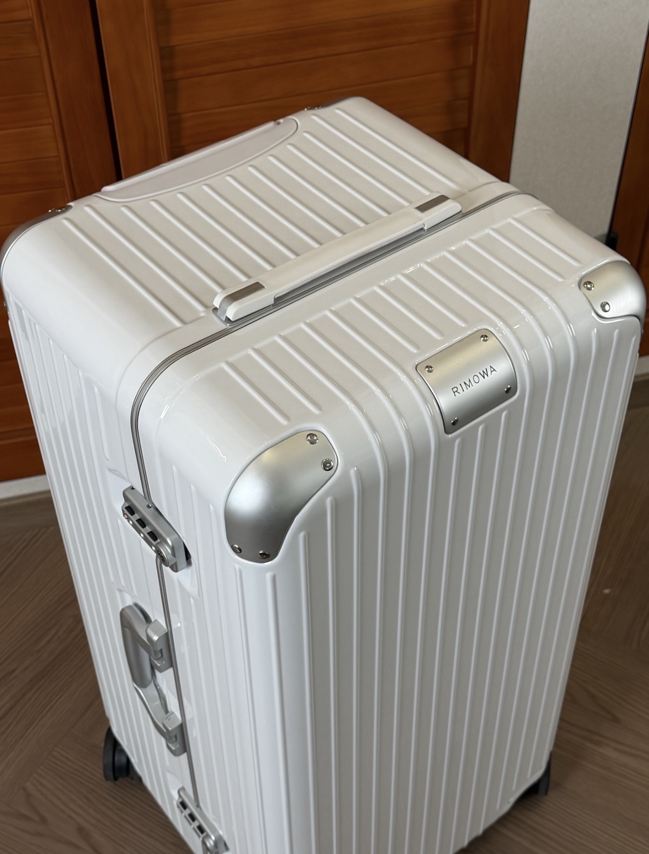 RIMOWA Hybrid White travel